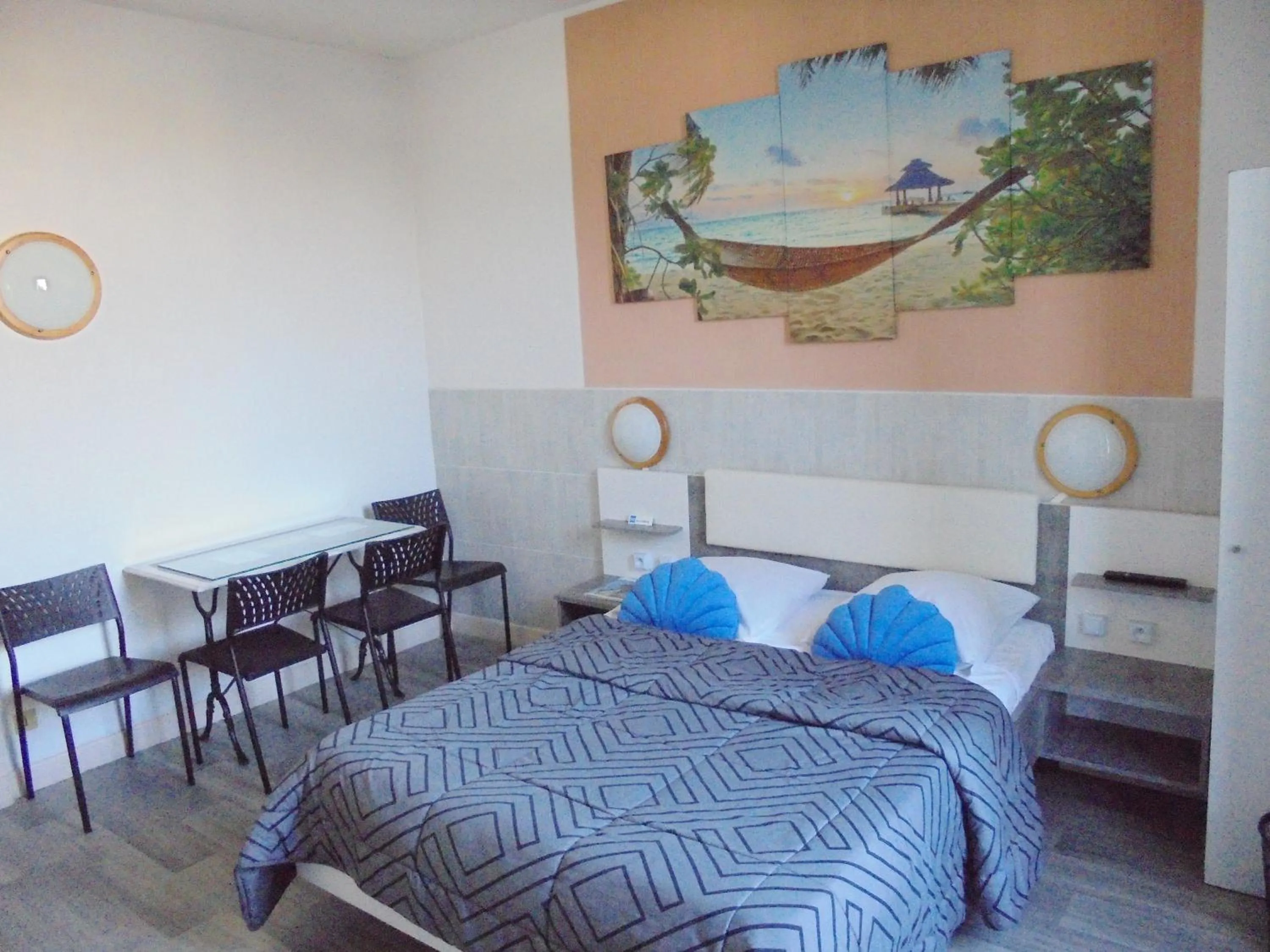 Bedroom, Bed in Hotel De La Gare