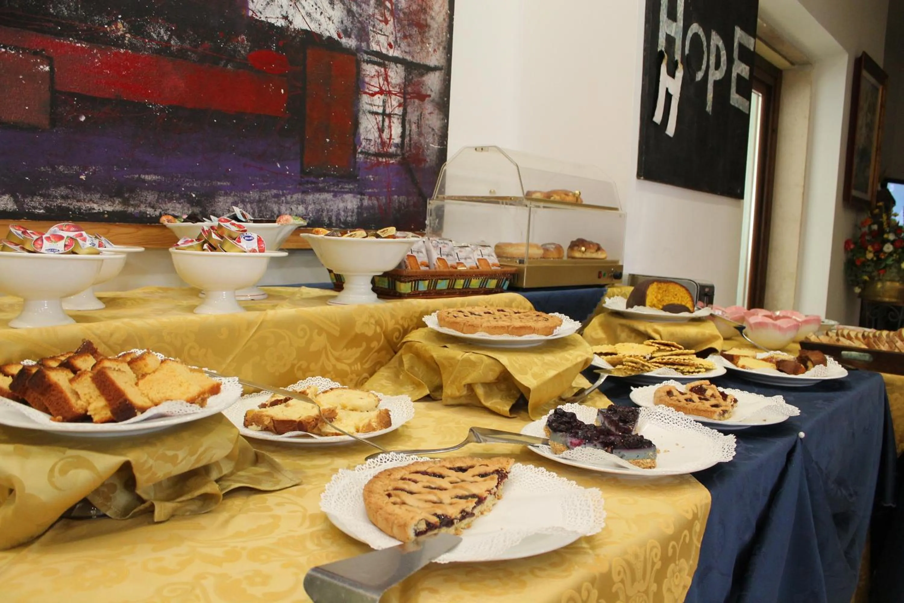 Communal lounge/ TV room in FILIPPONE HOTEL&RISTORANTE