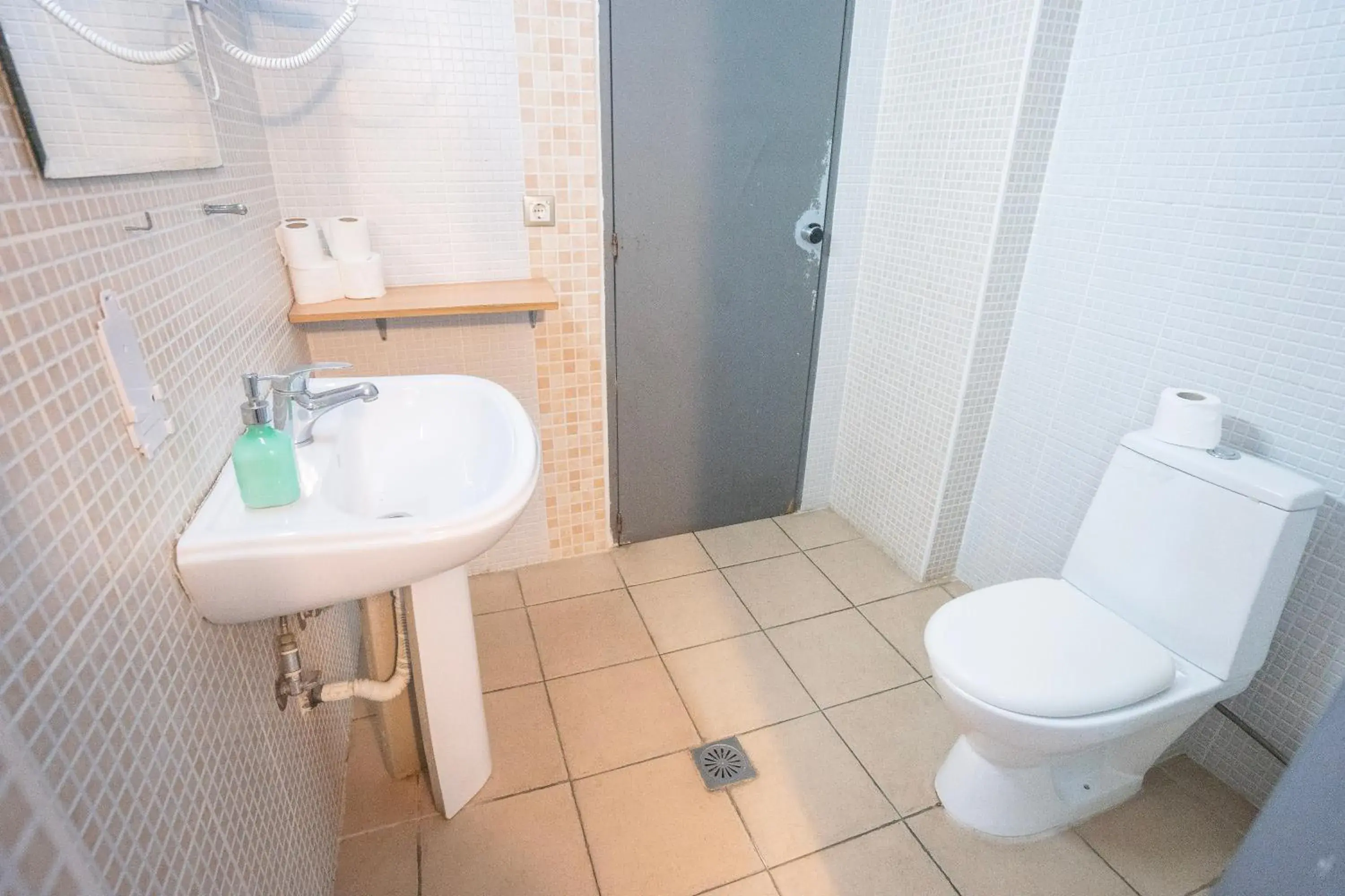 6 Bed Private Room in RentRooms Thessaloniki 6 Bed Private Room in RentRooms Thessaloniki