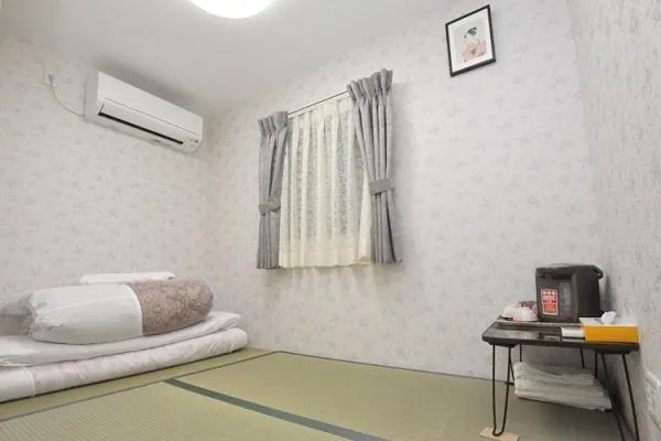 Decorative detail, Bed in BJ family inn