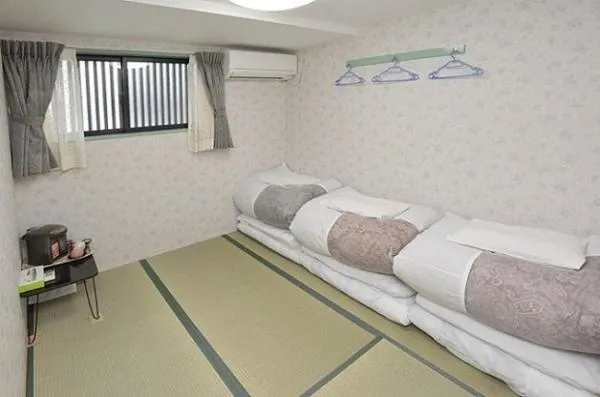 Decorative detail, Bed in BJ family inn