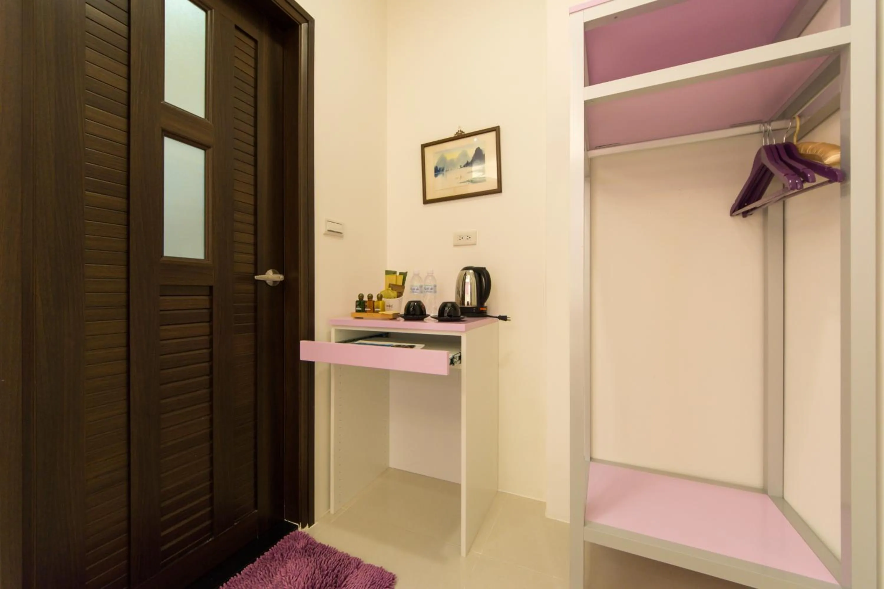 Coffee/tea facilities in 醇境民宿市區車庫停車場