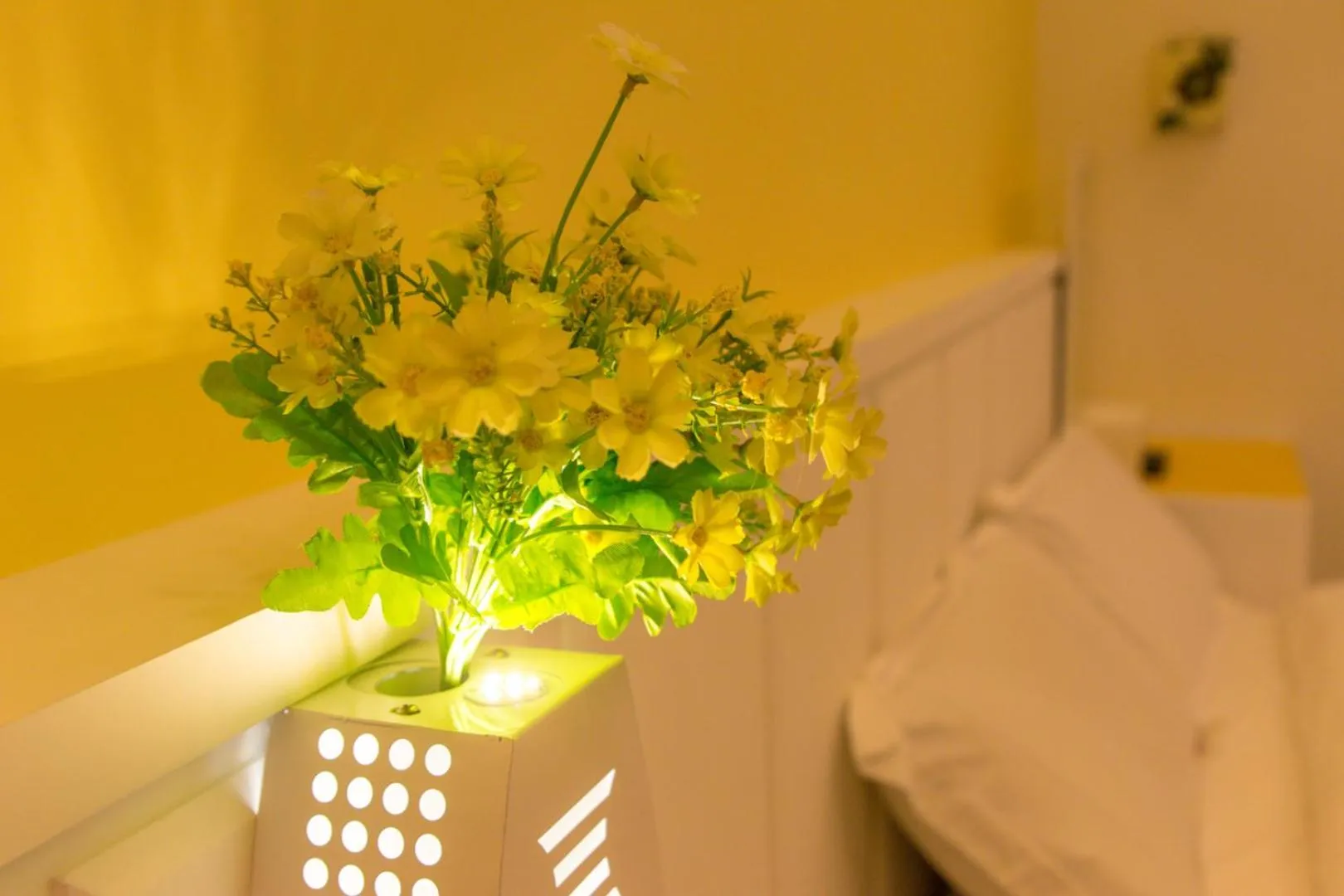 Decorative detail, Bed in 醇境民宿市區車庫停車場