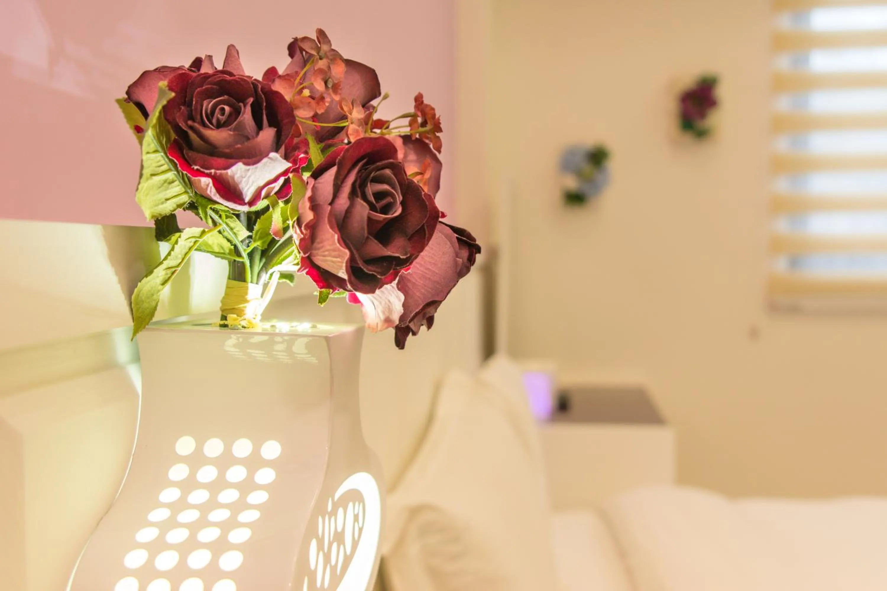 Decorative detail, Bed in 醇境民宿市區車庫停車場