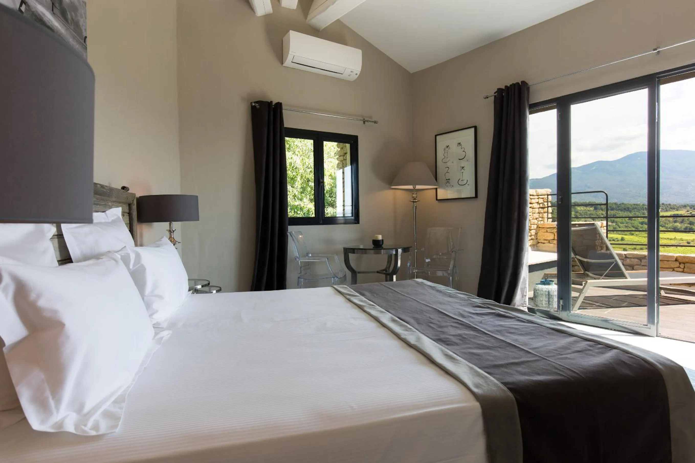 Bedroom, Bed in Hôtel La Maison de Crillon