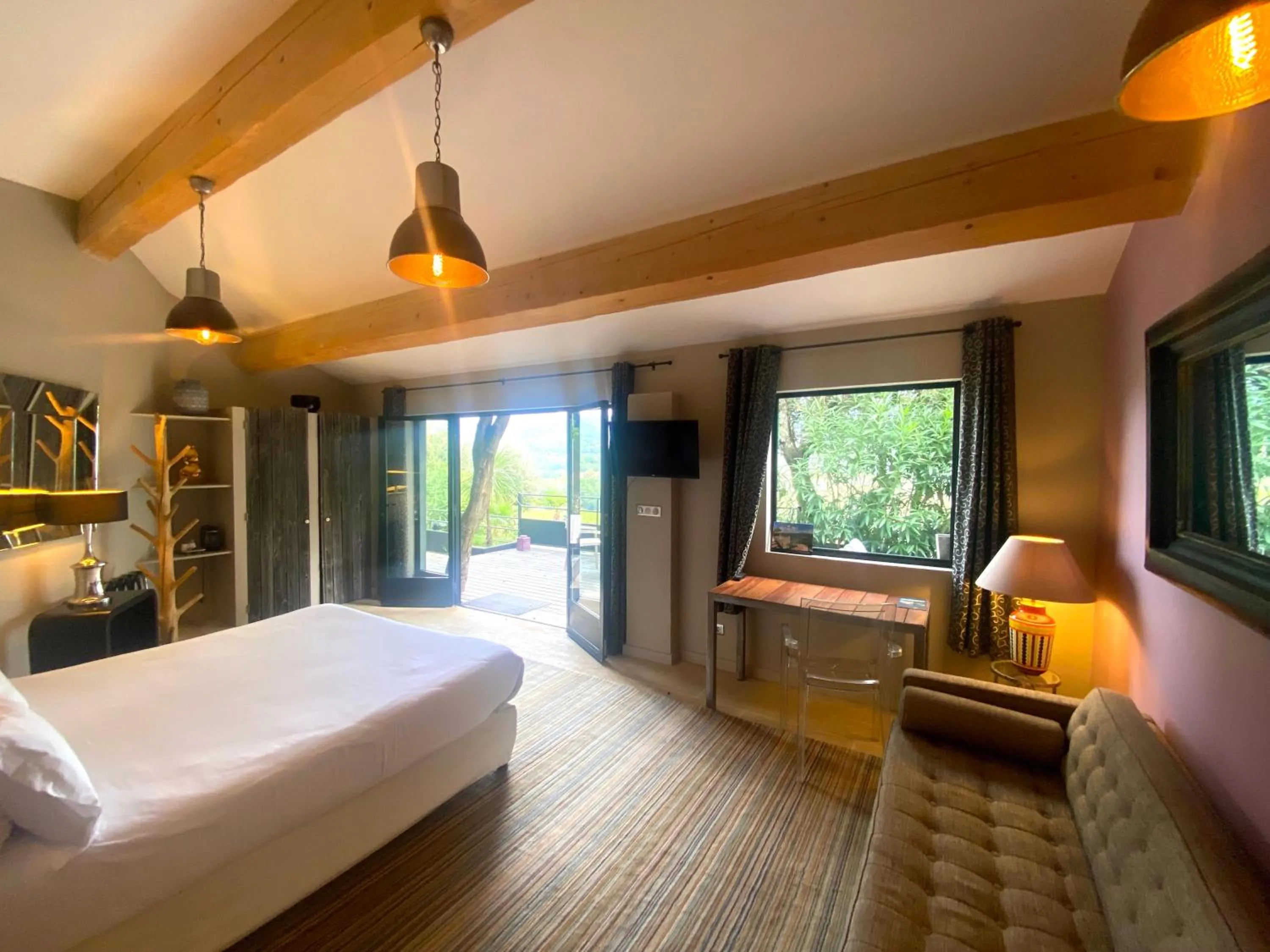 Communal lounge/ TV room, Bed in Hôtel La Maison de Crillon