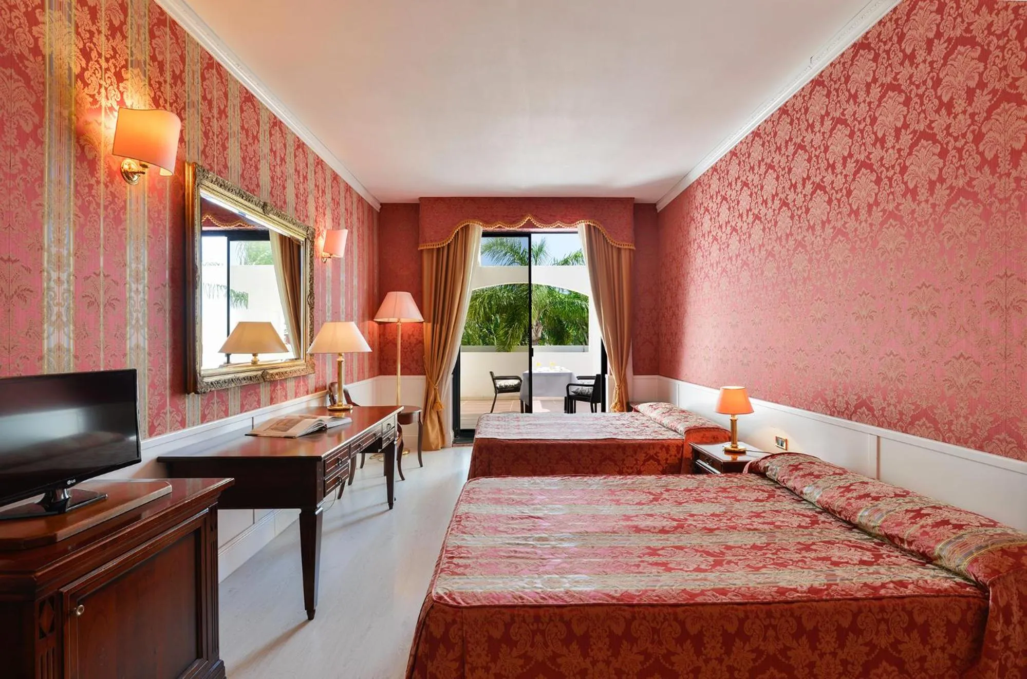 Photo of the whole room, Bed in Hotel Meridiana