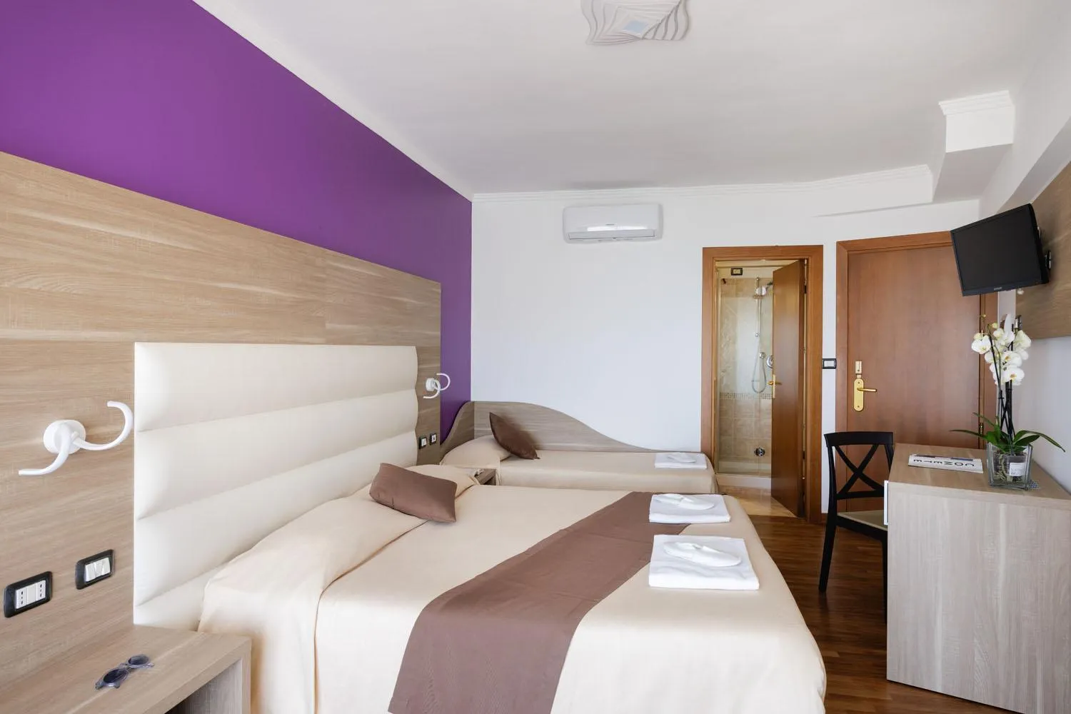 Photo of the whole room, Bed in Hotel Internazionale