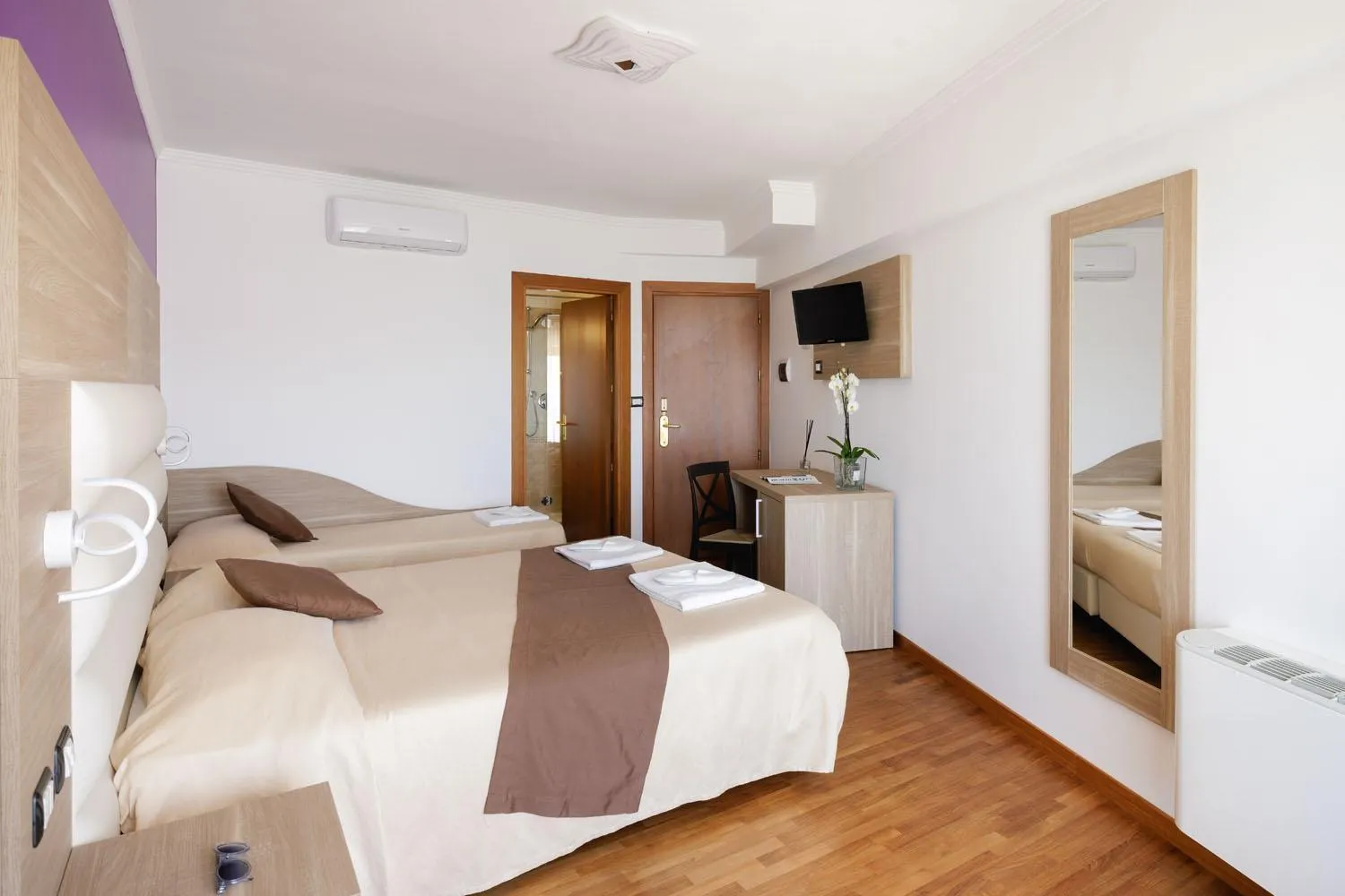 Photo of the whole room, Bed in Hotel Internazionale