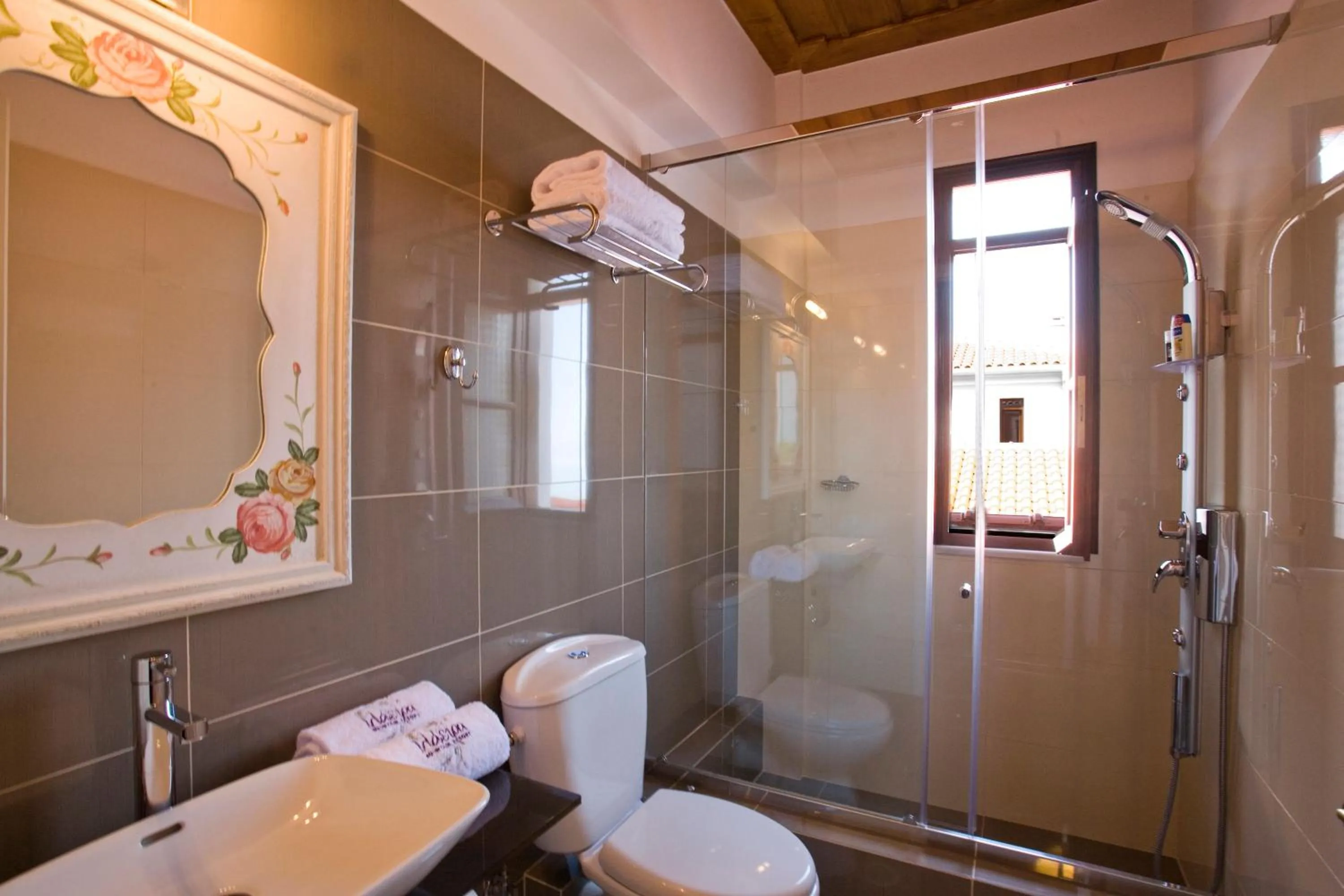 Shower in Ilaeira Mountain Resort