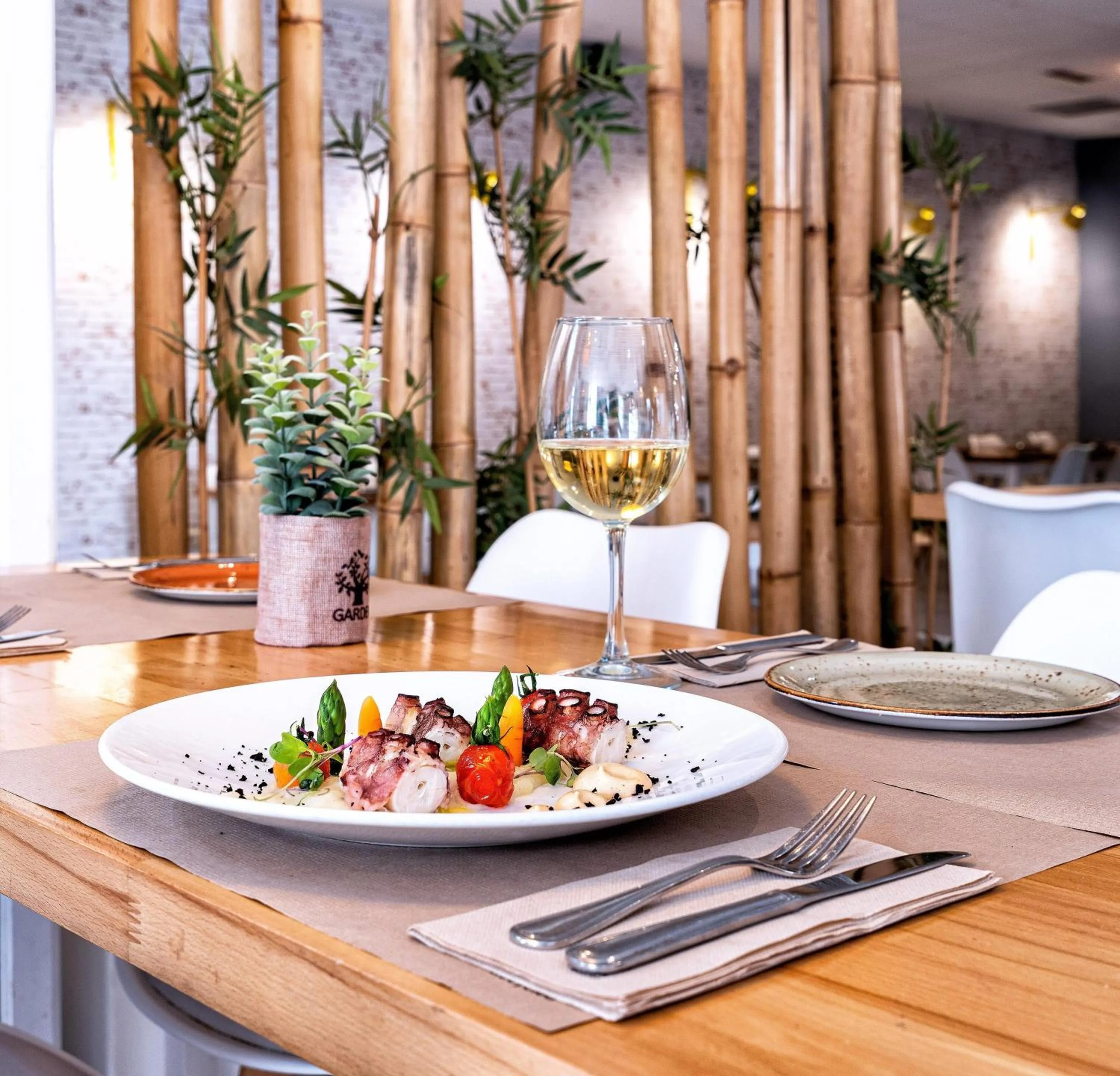 Restaurant/places to eat in Hotel Melilla Puerto, Affiliated by Meliá