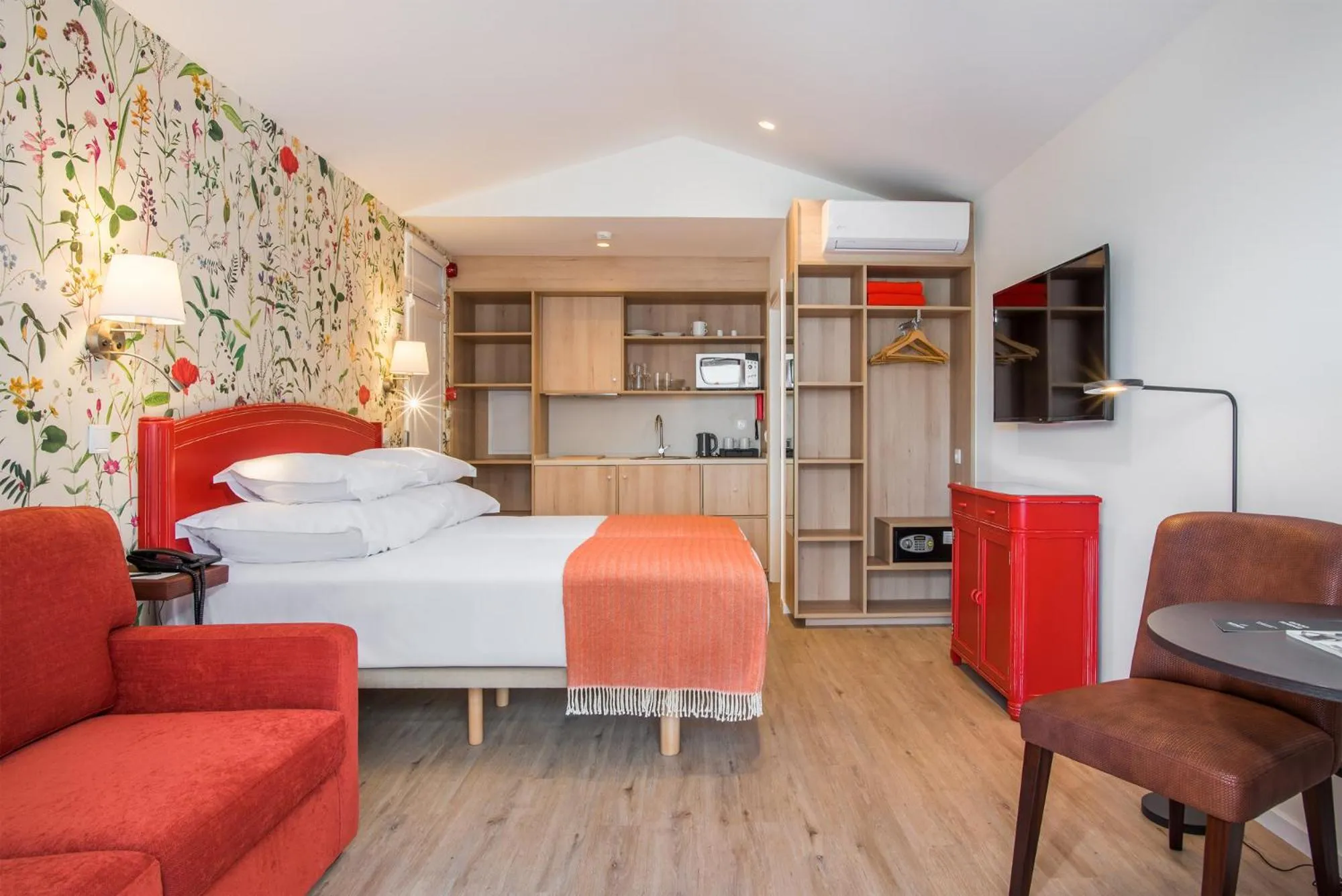 Kitchen or kitchenette, Bed in Pestana Quinta do Arco Nature & Rose Garden Hotel