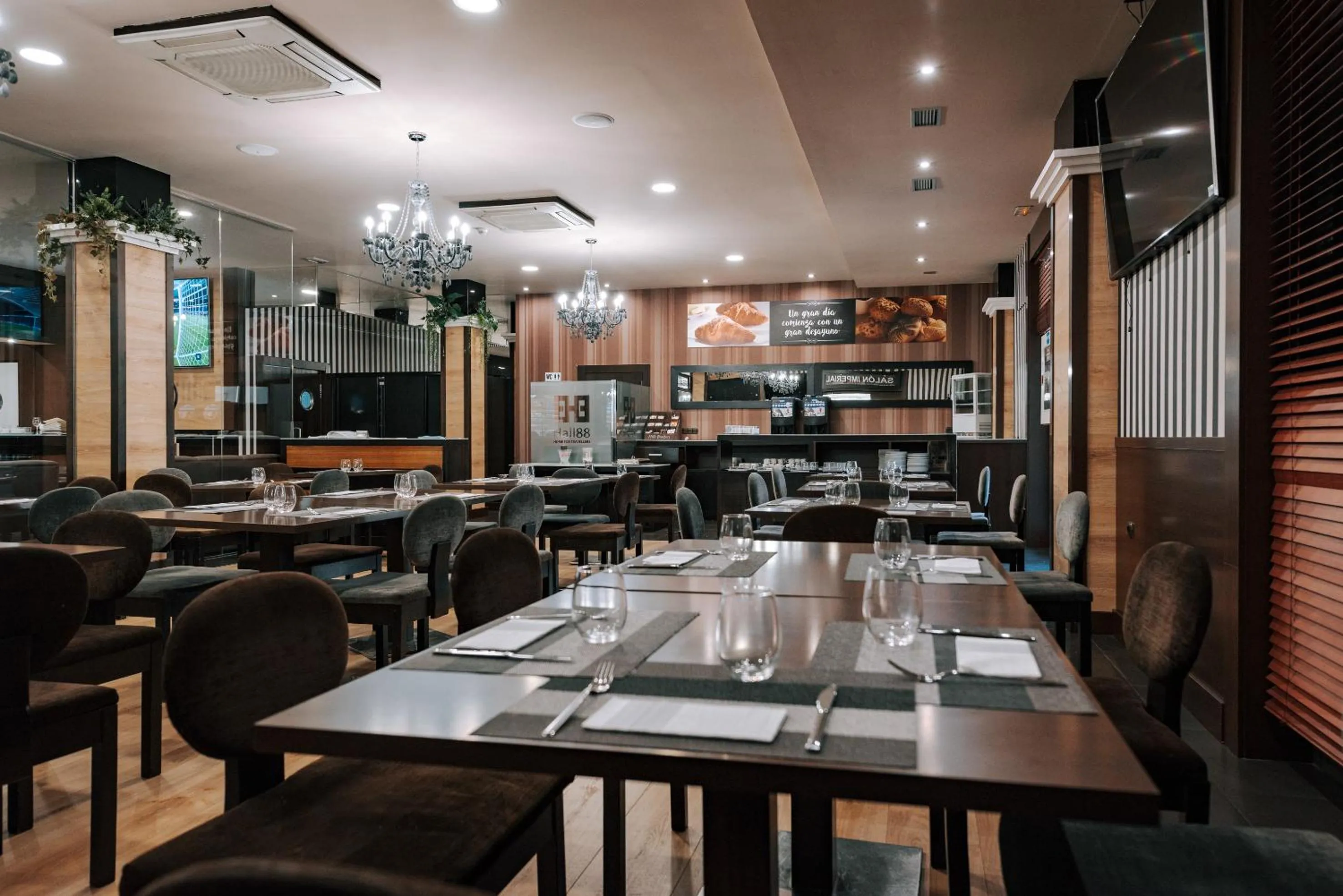 Restaurant/places to eat in Zenit Aparthotel Hall 88