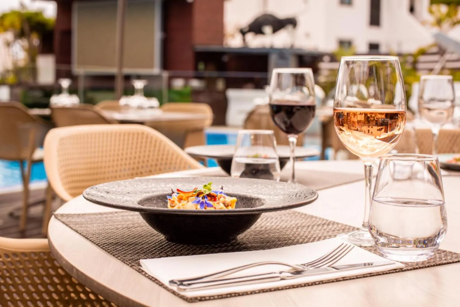 Restaurant/places to eat in Apartamentos Honorio - Pool and Garden