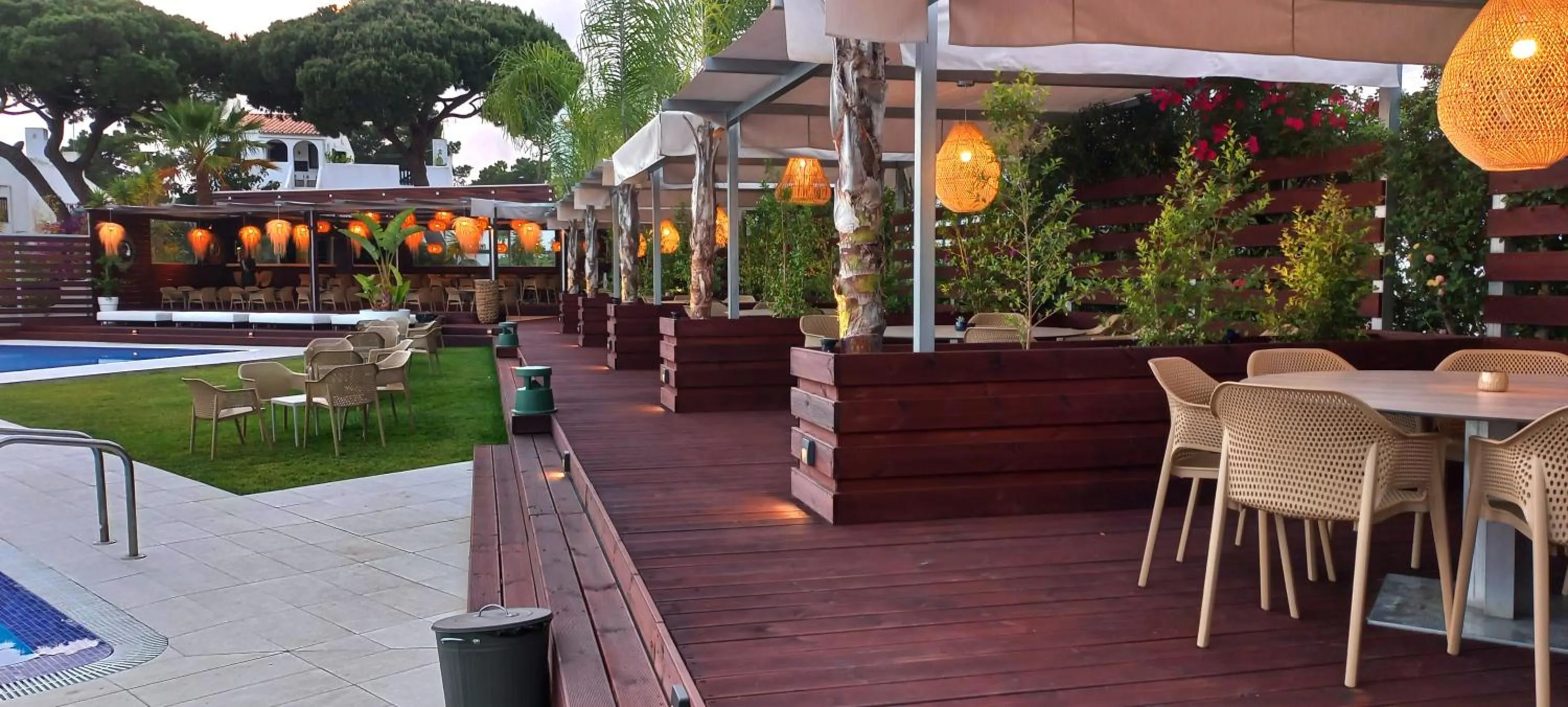 Restaurant/places to eat in Apartamentos Honorio - Pool and Garden