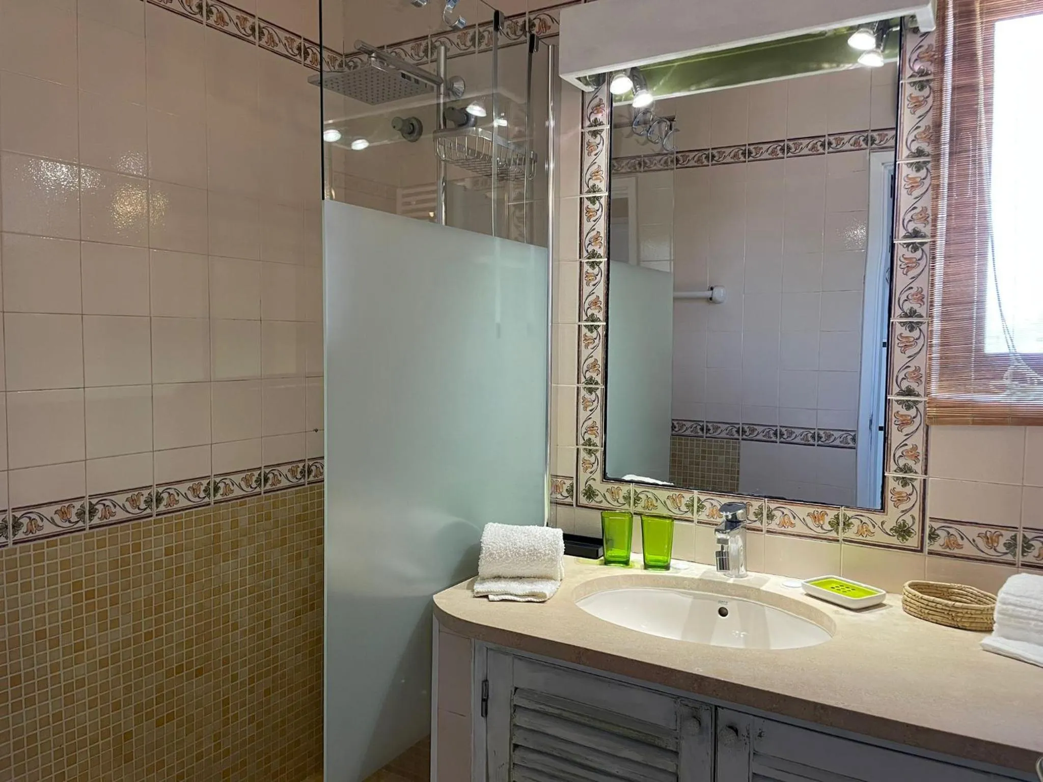 Shower in Apartamentos Honorio - Pool and Garden