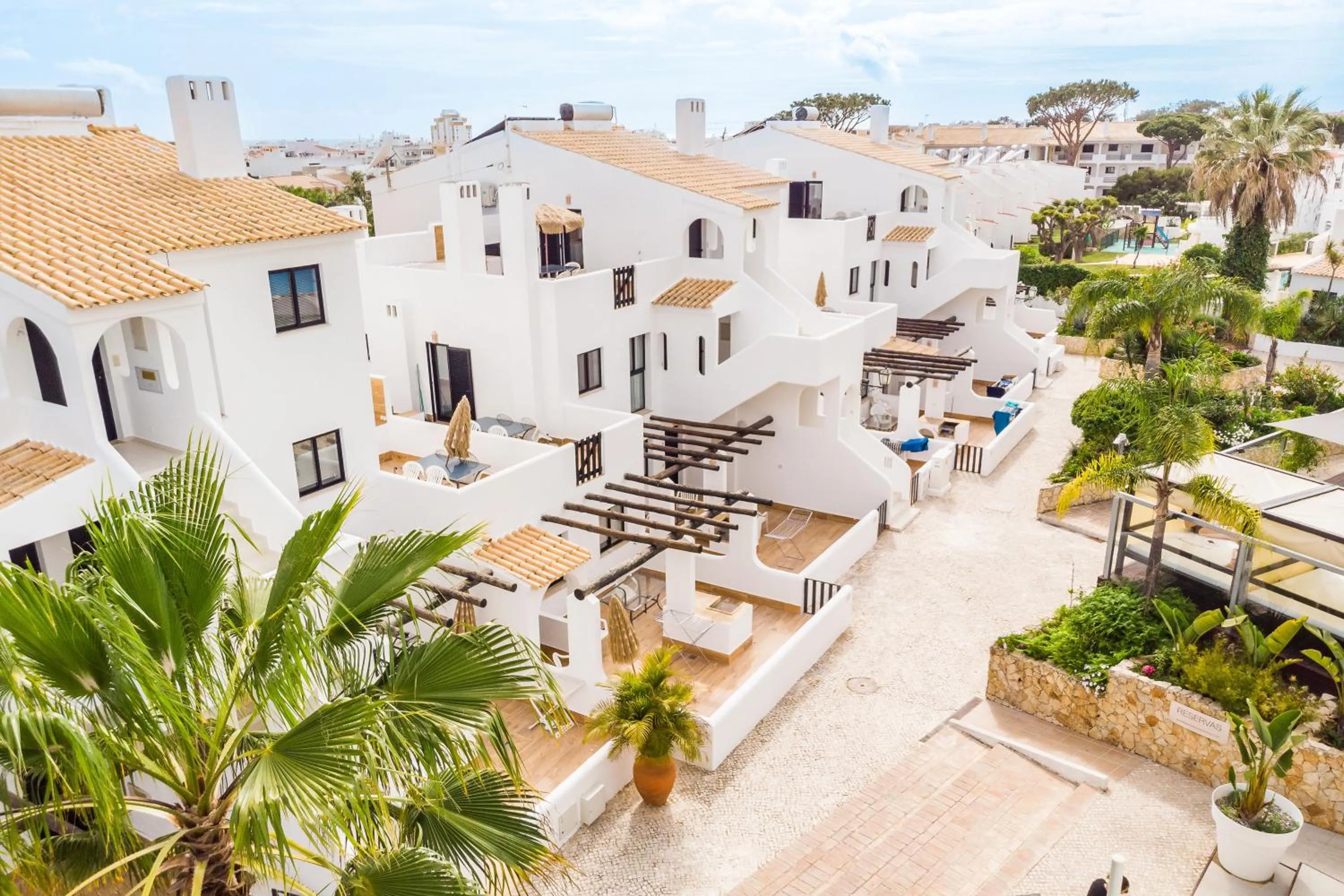 Property building in Apartamentos Honorio - Pool and Garden