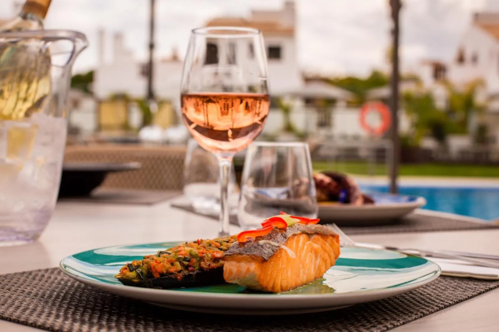 Restaurant/places to eat in Apartamentos Honorio - Pool and Garden