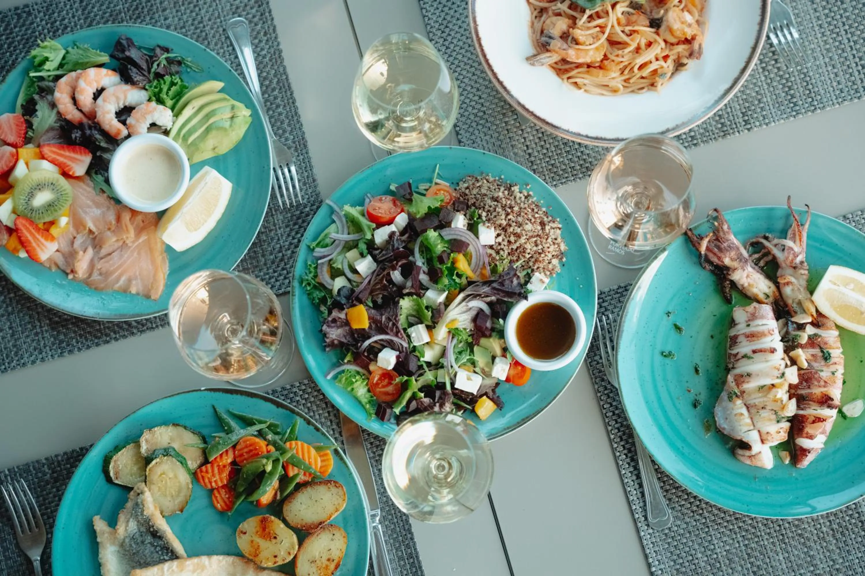 Restaurant/places to eat in Apartamentos Honorio - Pool and Garden