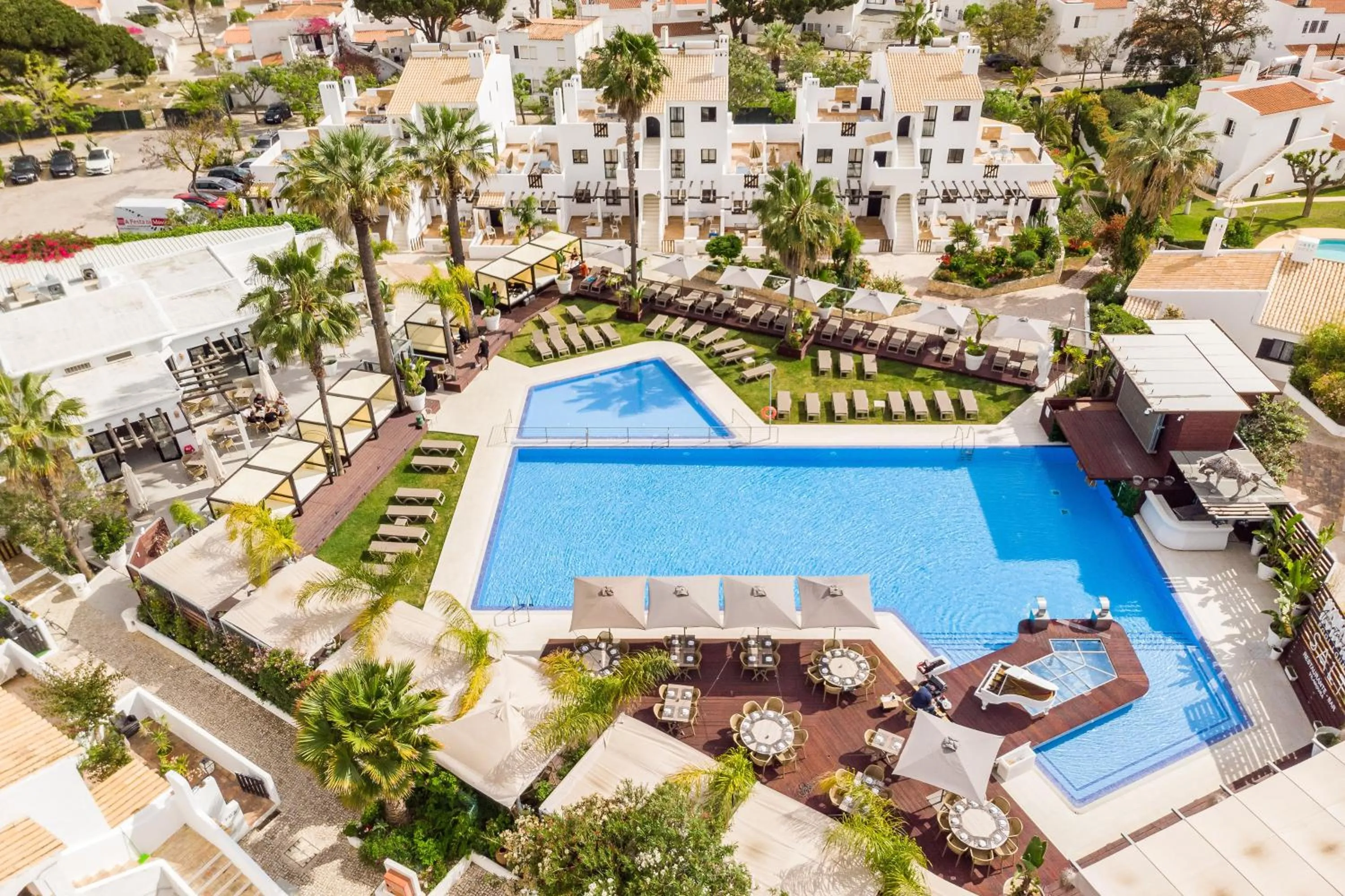 Restaurant/places to eat in Apartamentos Honorio - Pool and Garden