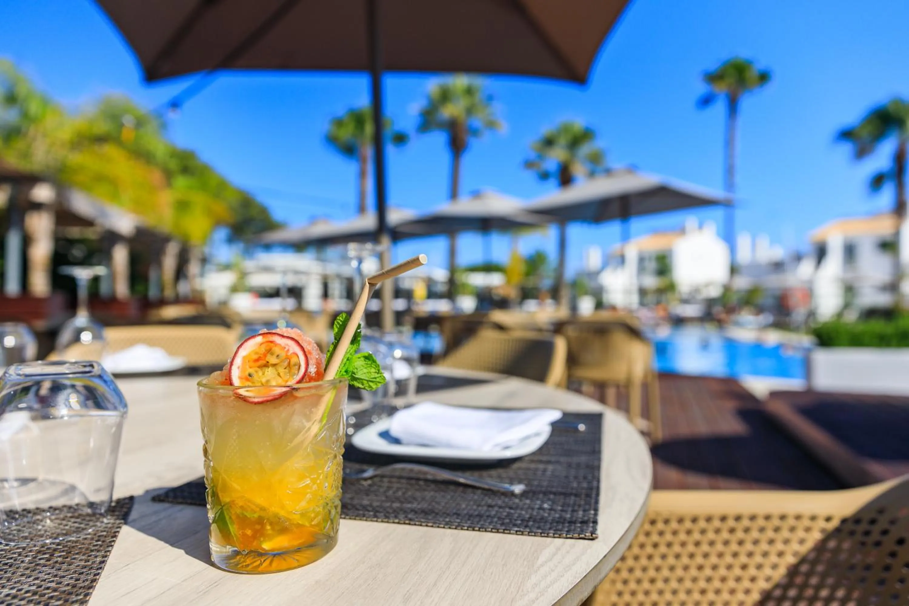 Restaurant/places to eat in Apartamentos Honorio - Pool and Garden