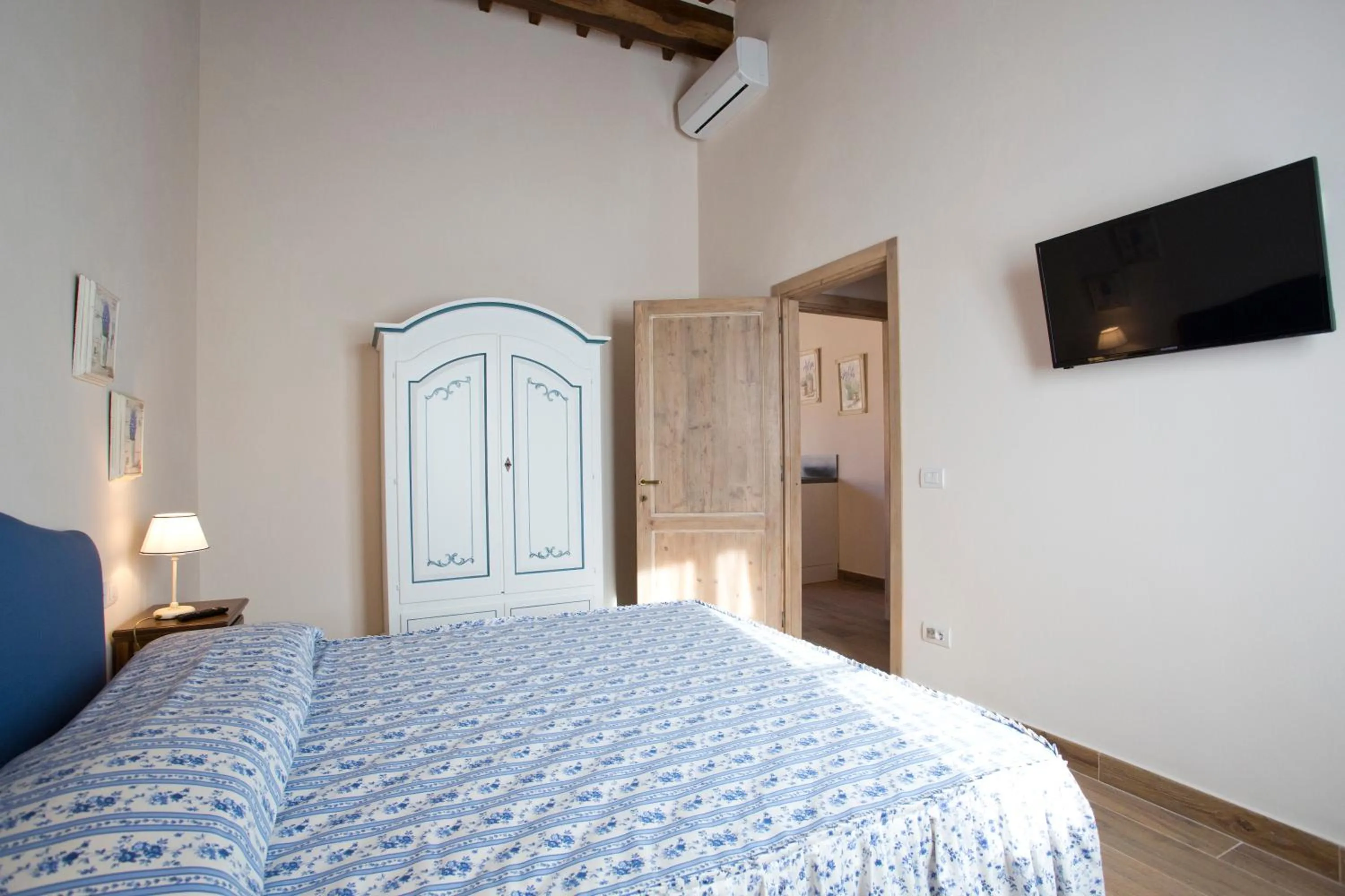 TV and multimedia, Bed in Casale San Galgano