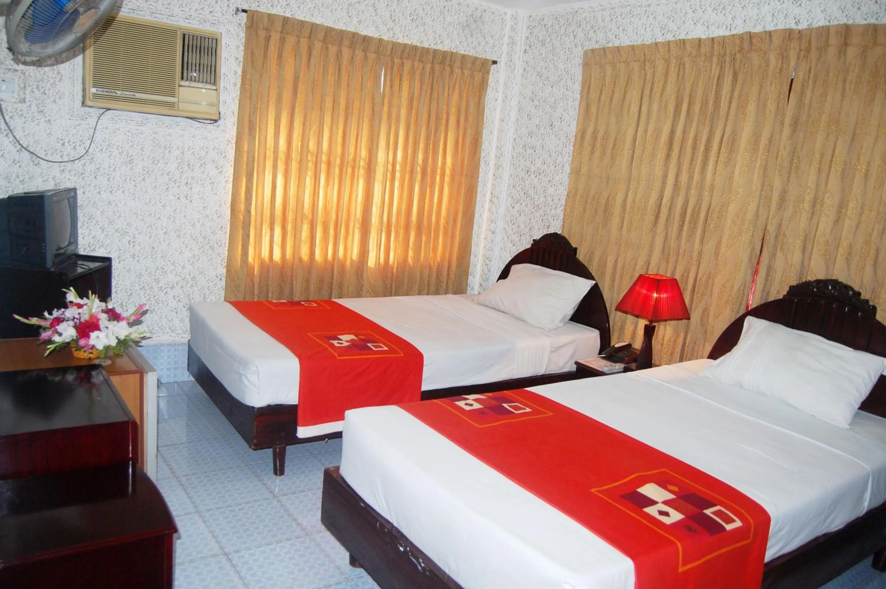 Bed in Hotel Swiss Garden International