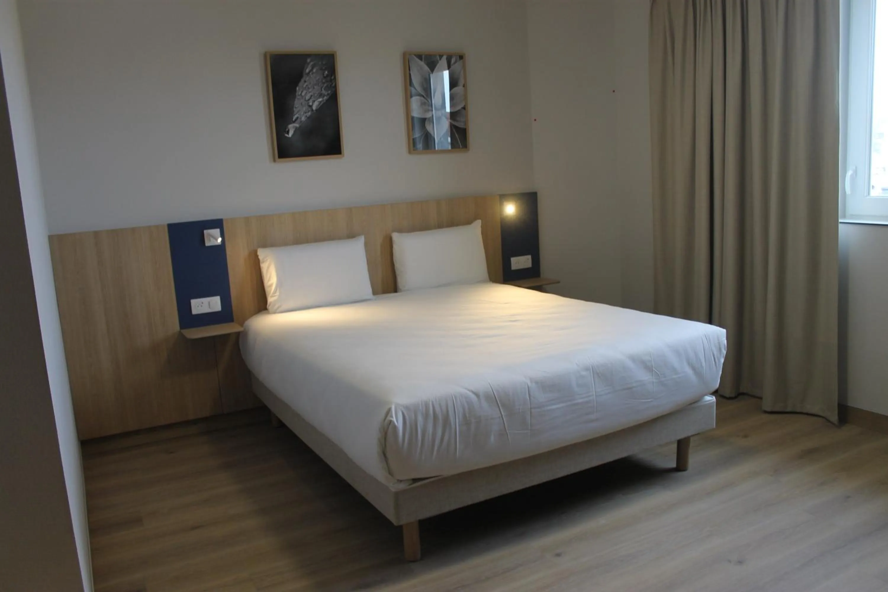 Bedroom, Bed in Kyriad Anglet - Biarritz