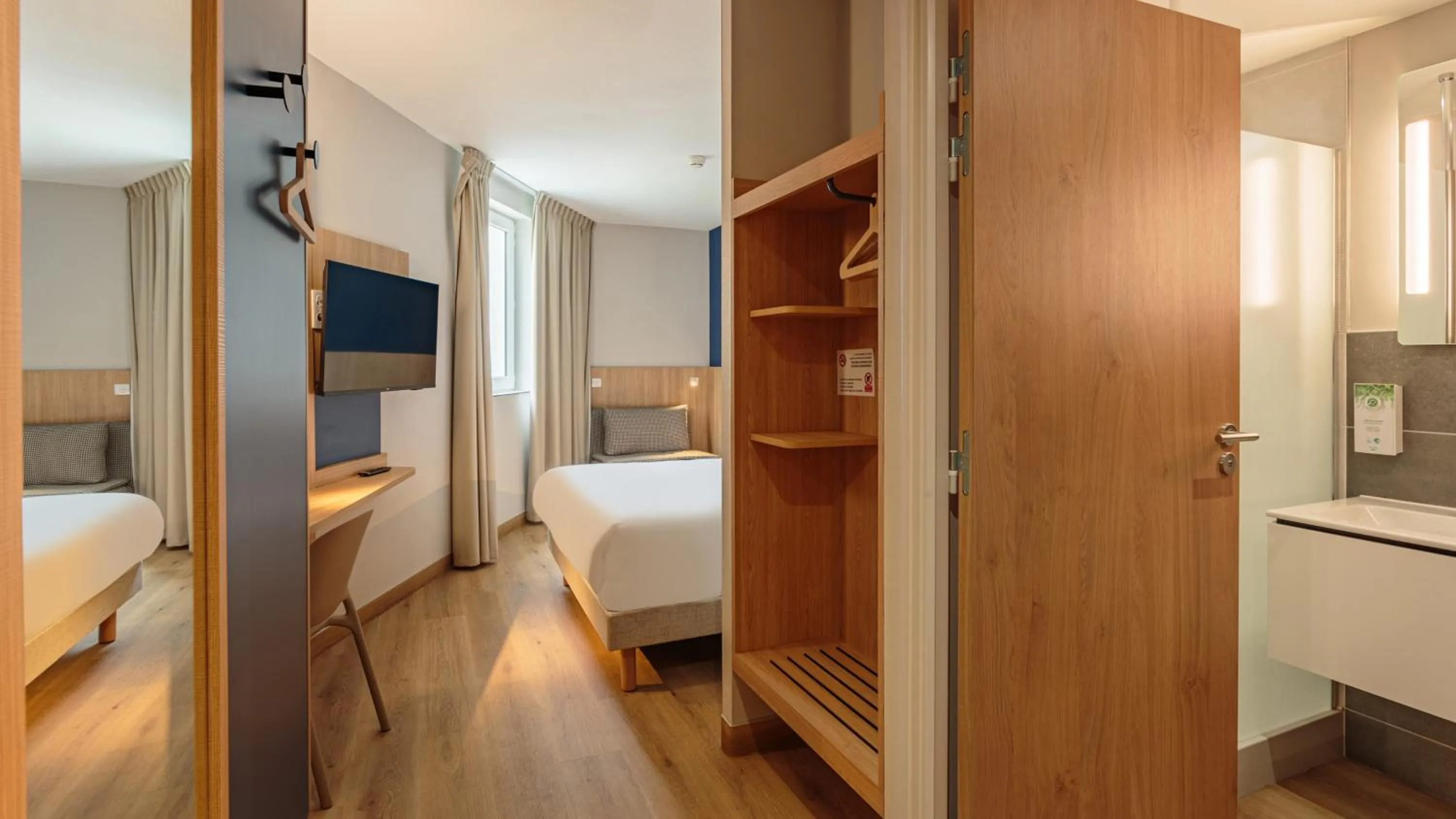 Bedroom, Bed in Kyriad Anglet - Biarritz