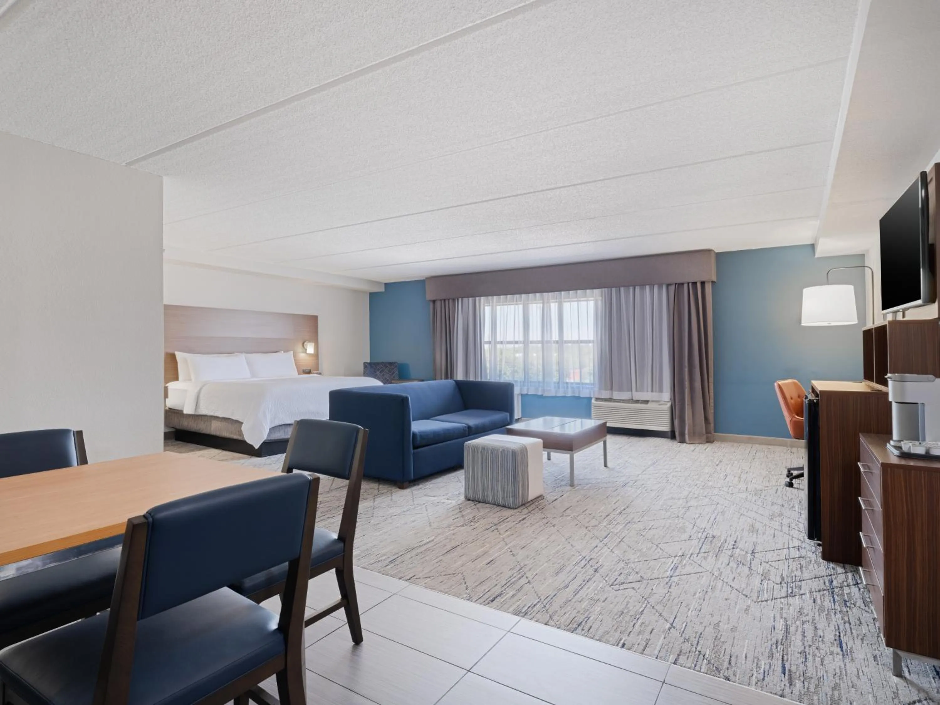 Communal lounge/ TV room, Bed in Holiday Inn Express & Suites Augusta West - Ft Gordon Area by IHG