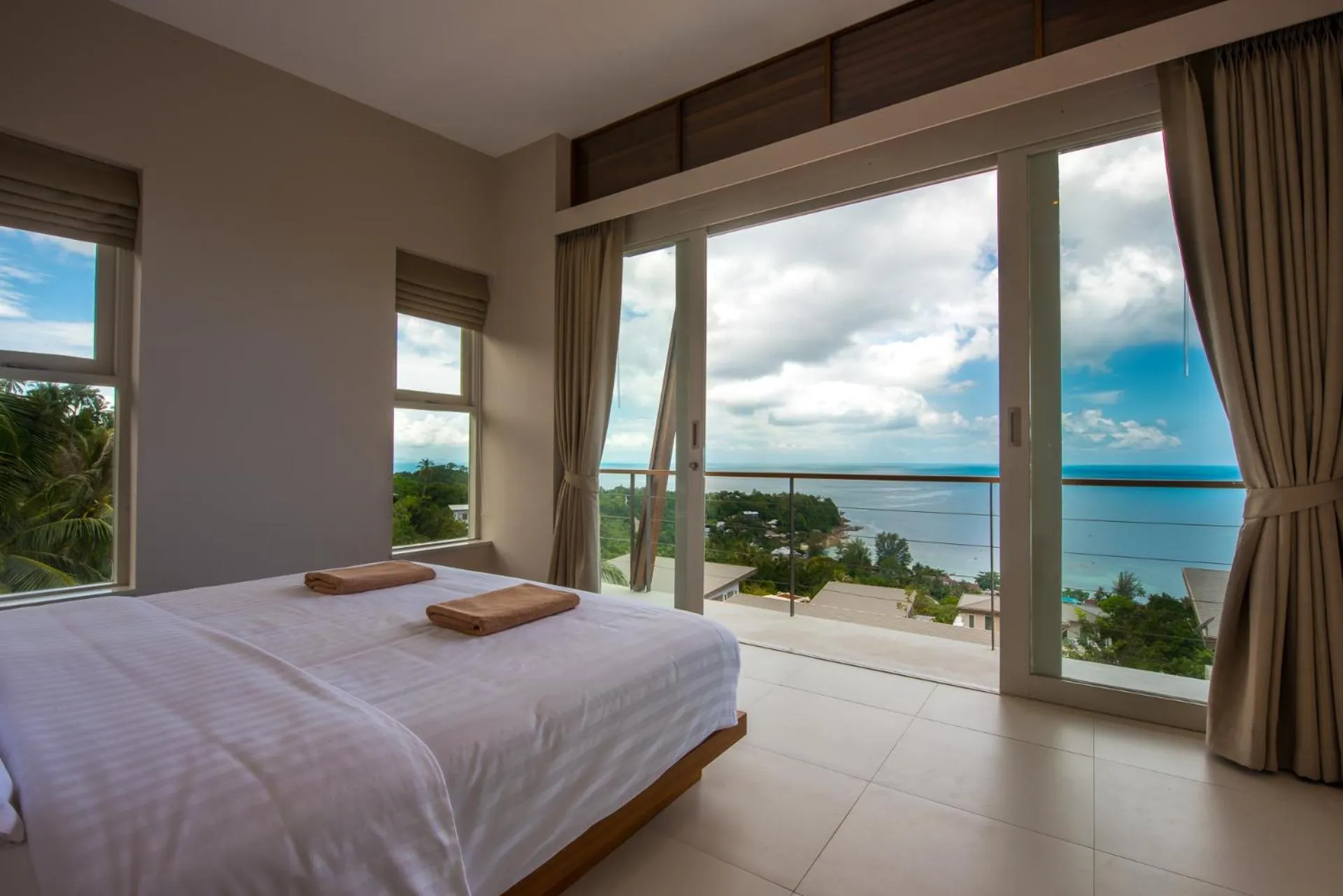 Bed in Bay Villas Koh Phangan