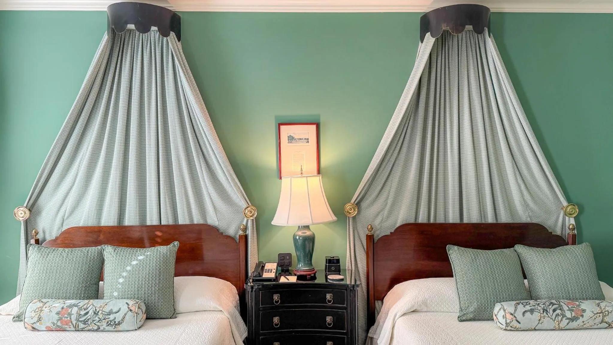 Bed in John Rutledge House Inn