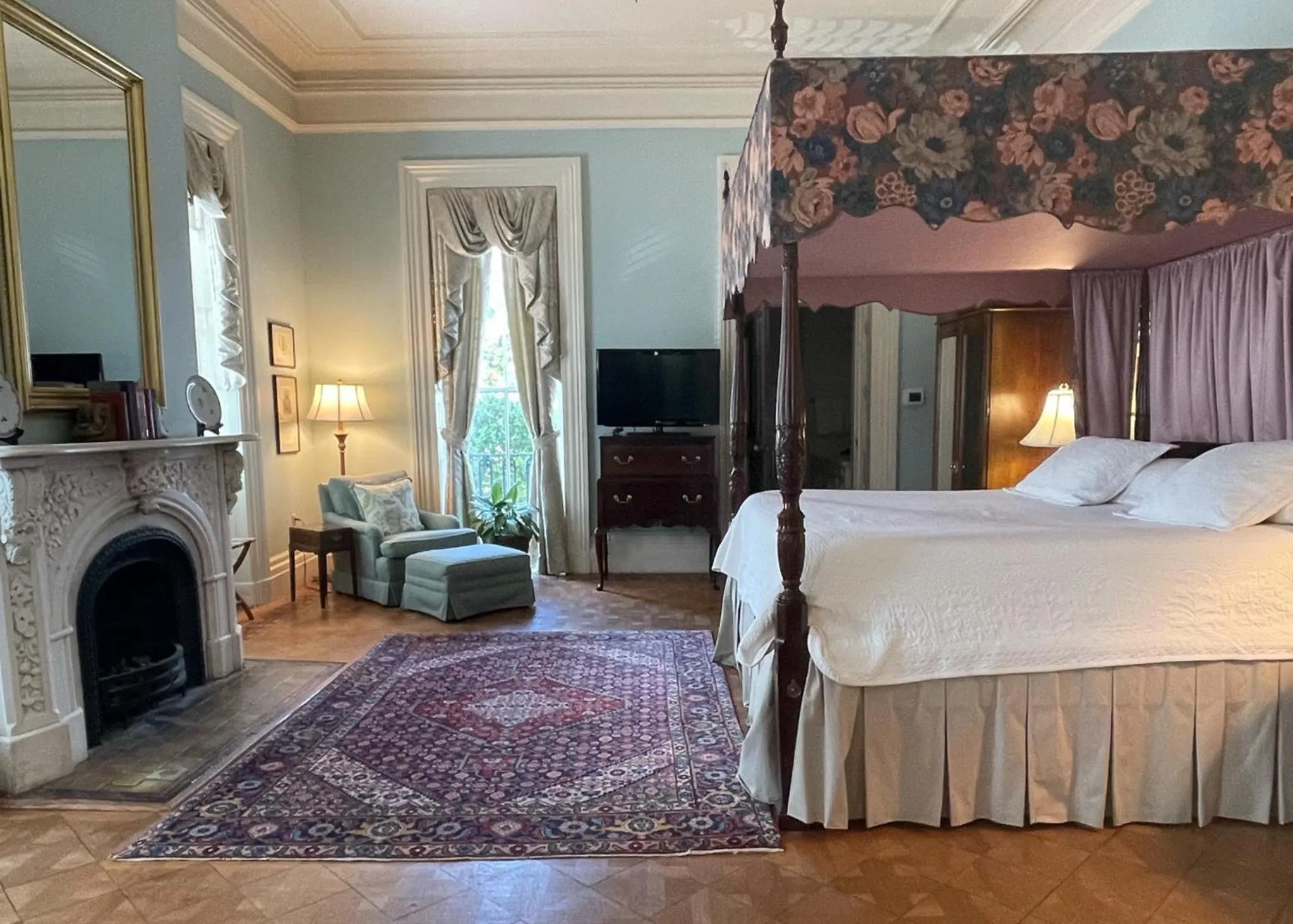 Photo of the whole room, Bed in John Rutledge House Inn