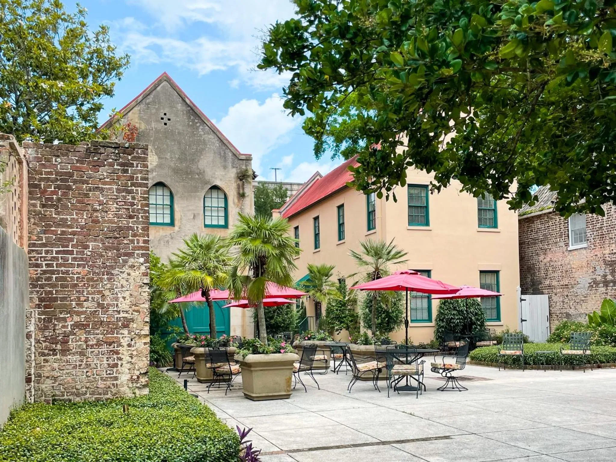 Patio in John Rutledge House Inn