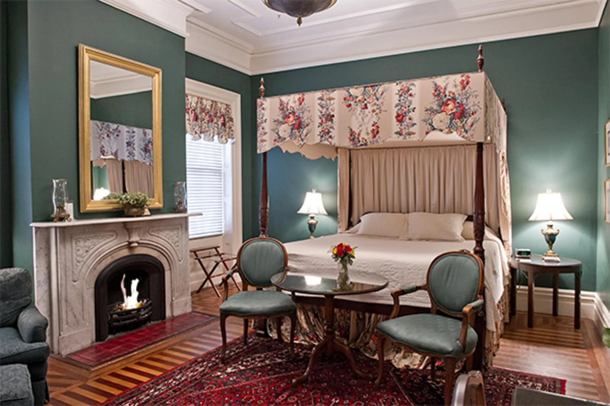 Bed in John Rutledge House Inn