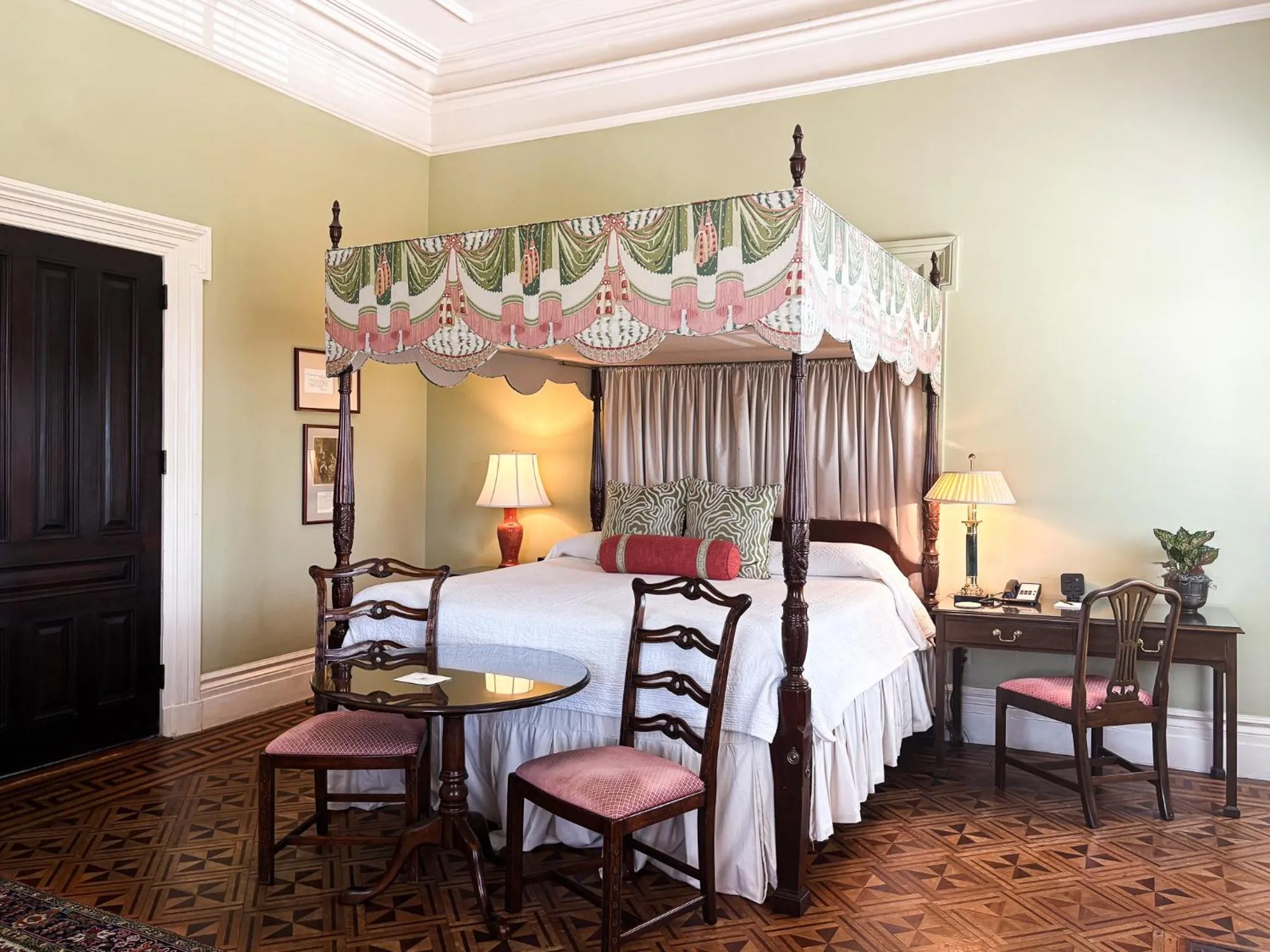 Photo of the whole room, Bed in John Rutledge House Inn