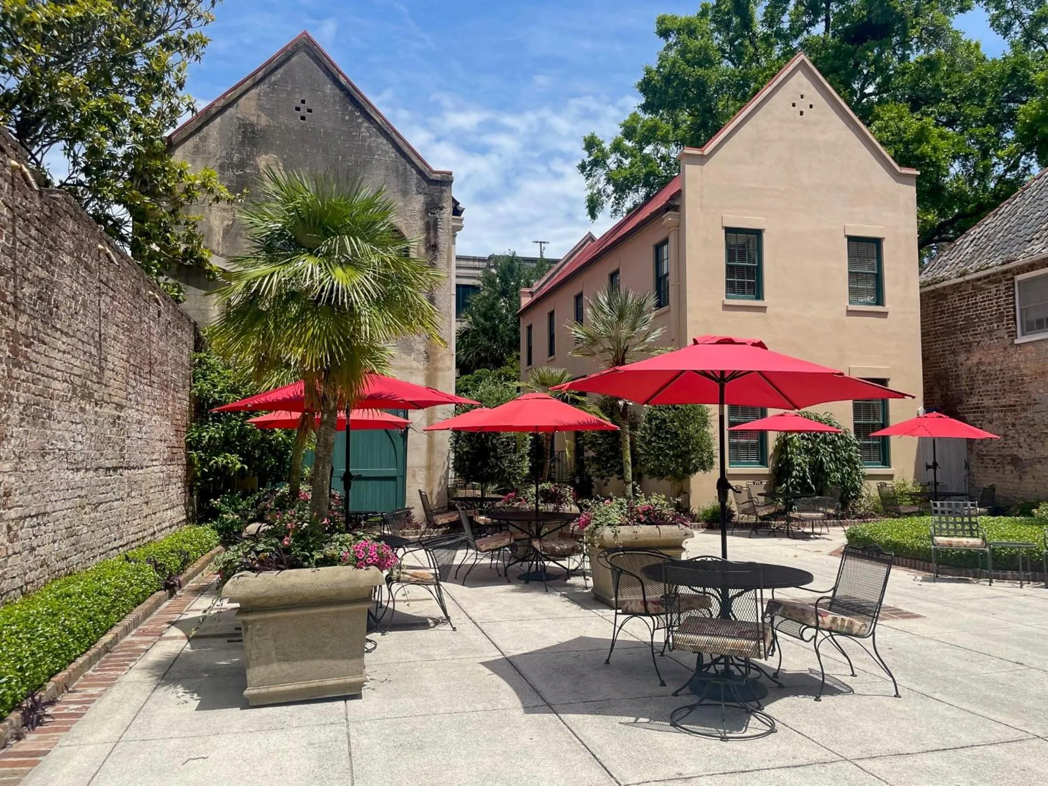 Patio in John Rutledge House Inn