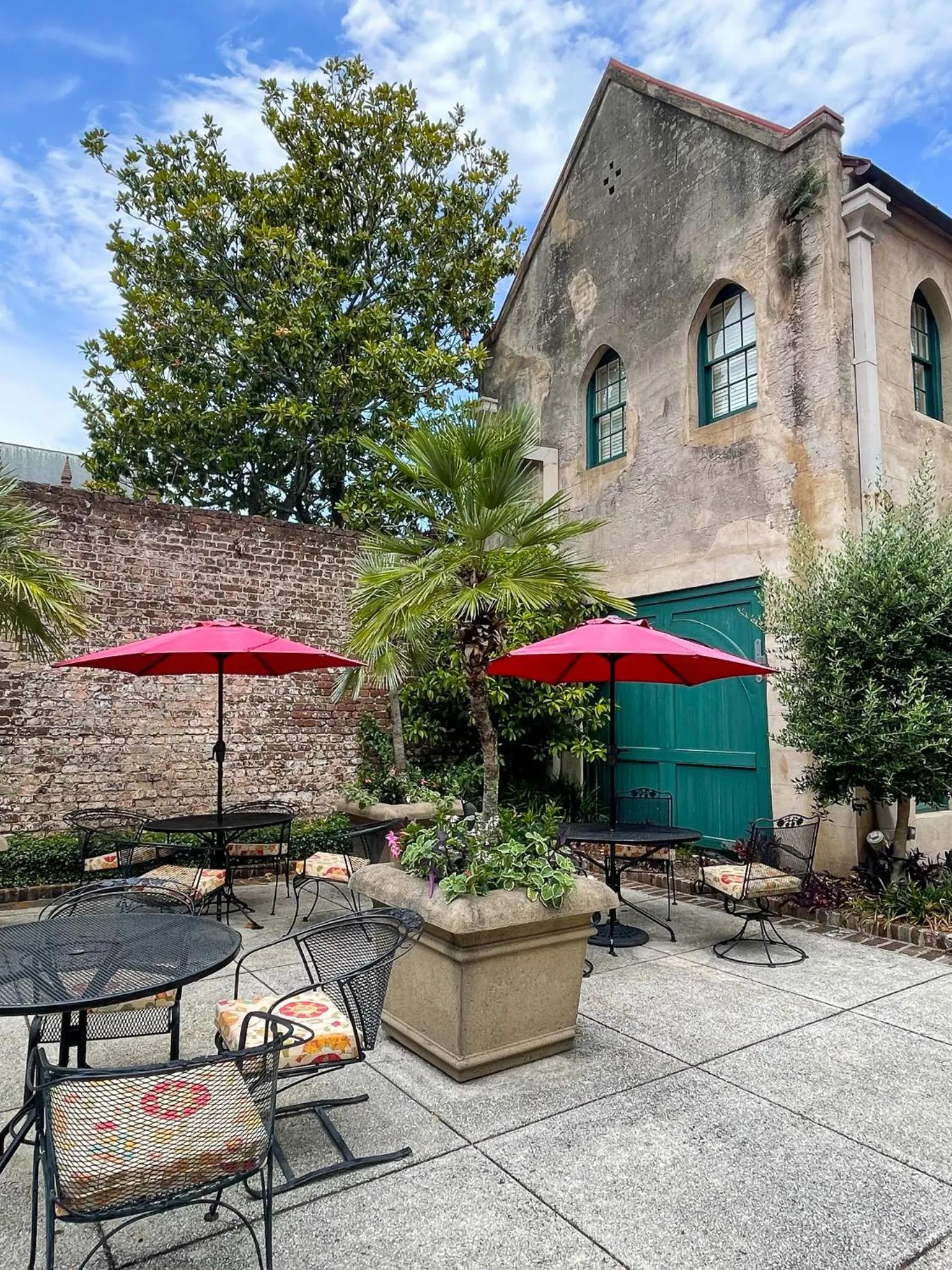 Patio in John Rutledge House Inn