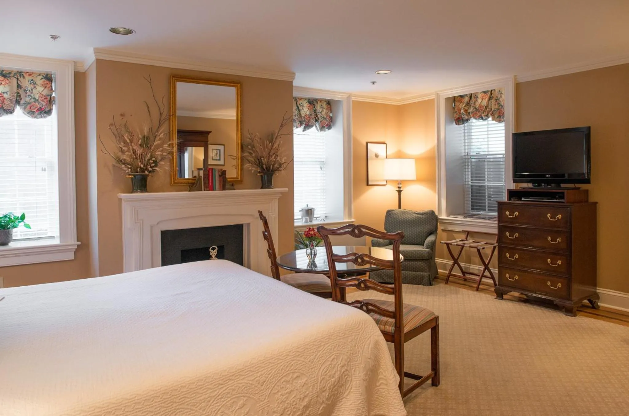 Photo of the whole room, Bed in John Rutledge House Inn