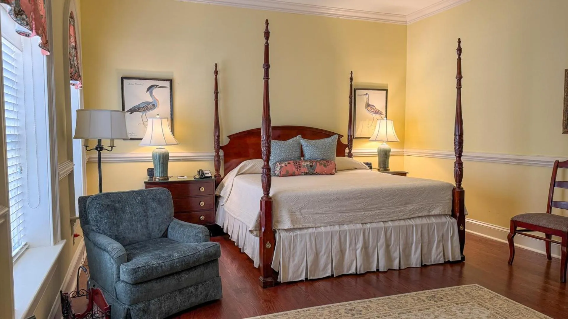 Bed in John Rutledge House Inn