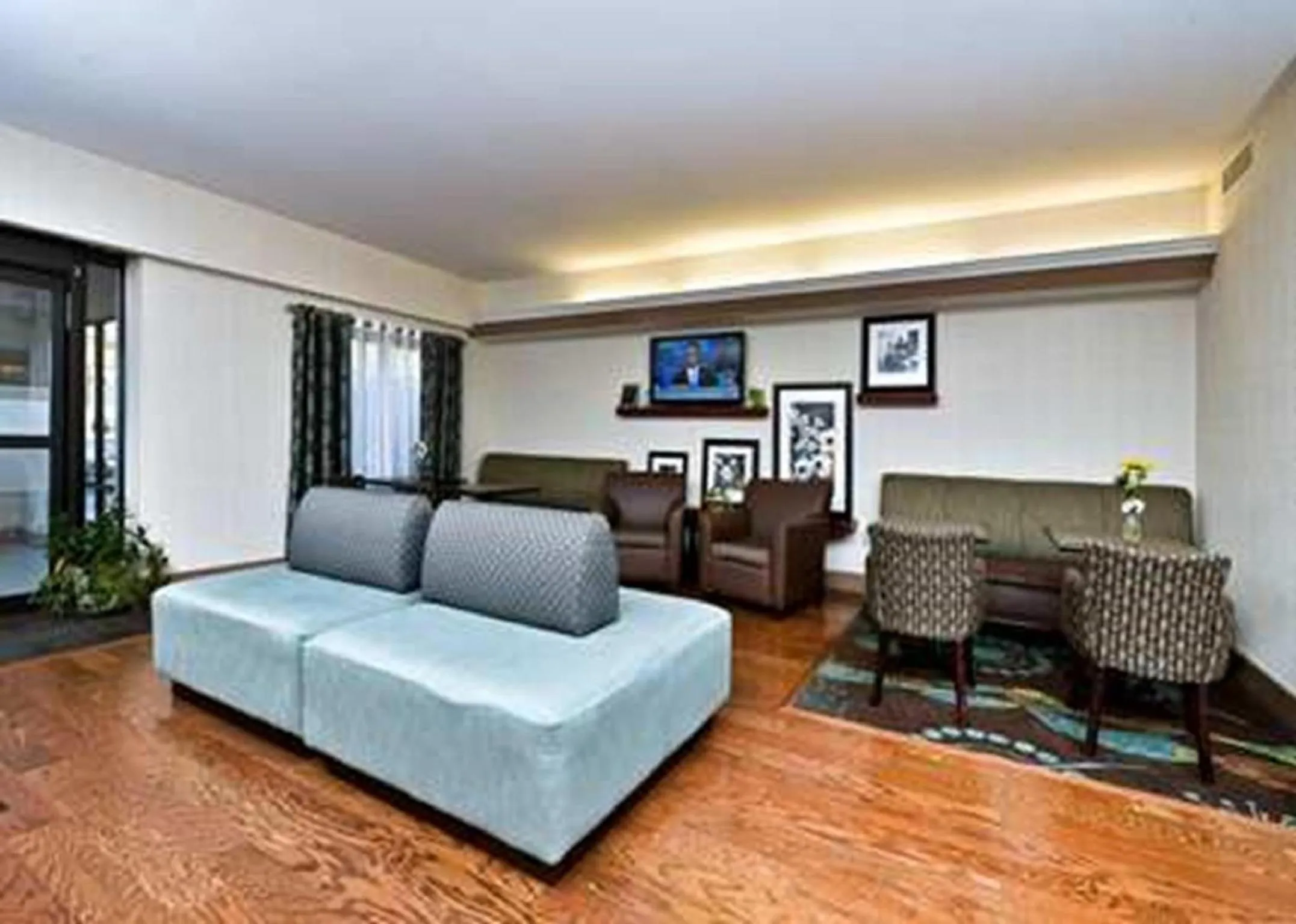 Communal lounge/ TV room in Comfort Inn Saco - Old Orchard Beach