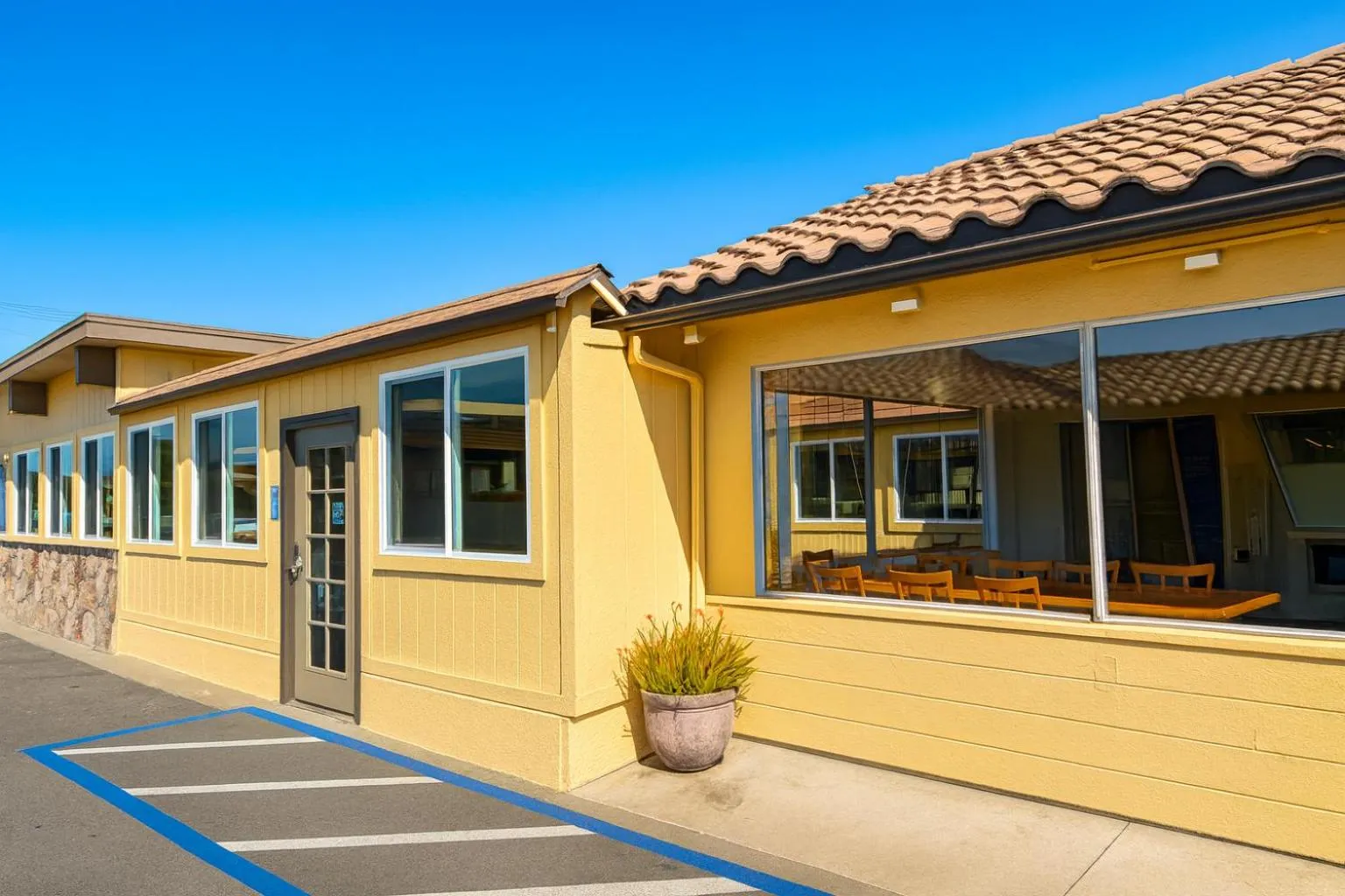 Property building in El Castell Motel