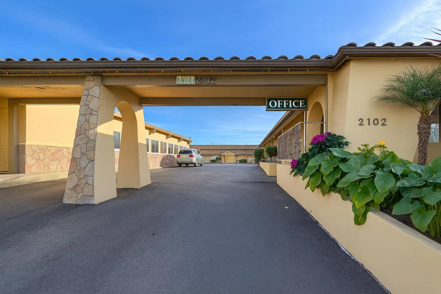 Facade/entrance in El Castell Motel