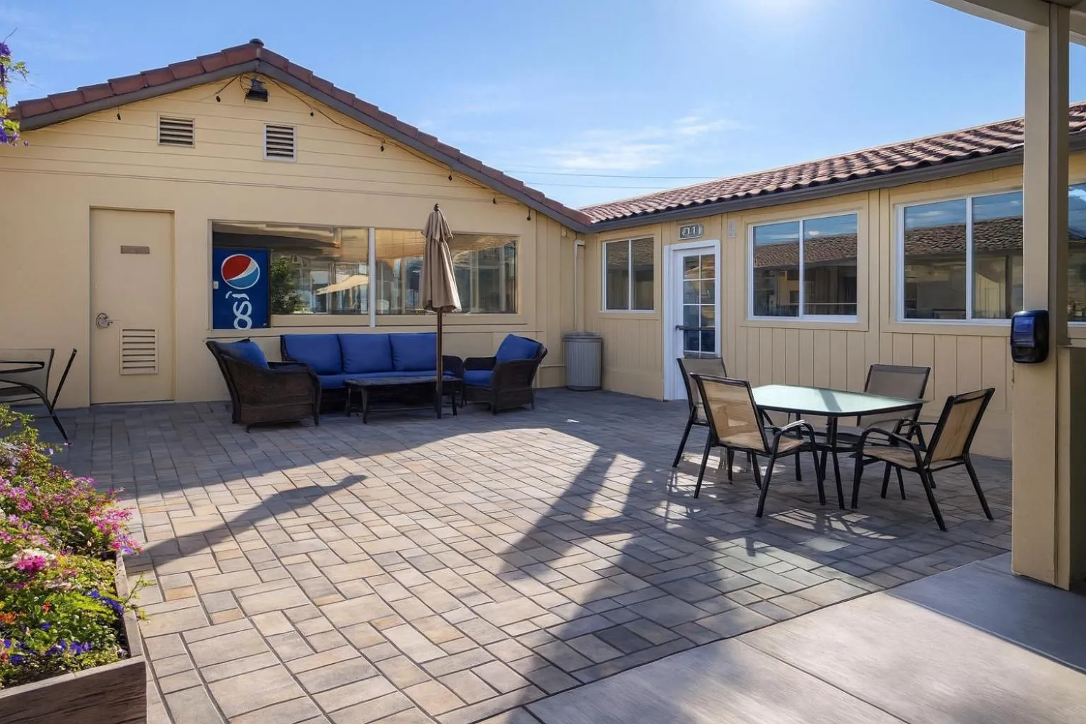 Patio in El Castell Motel