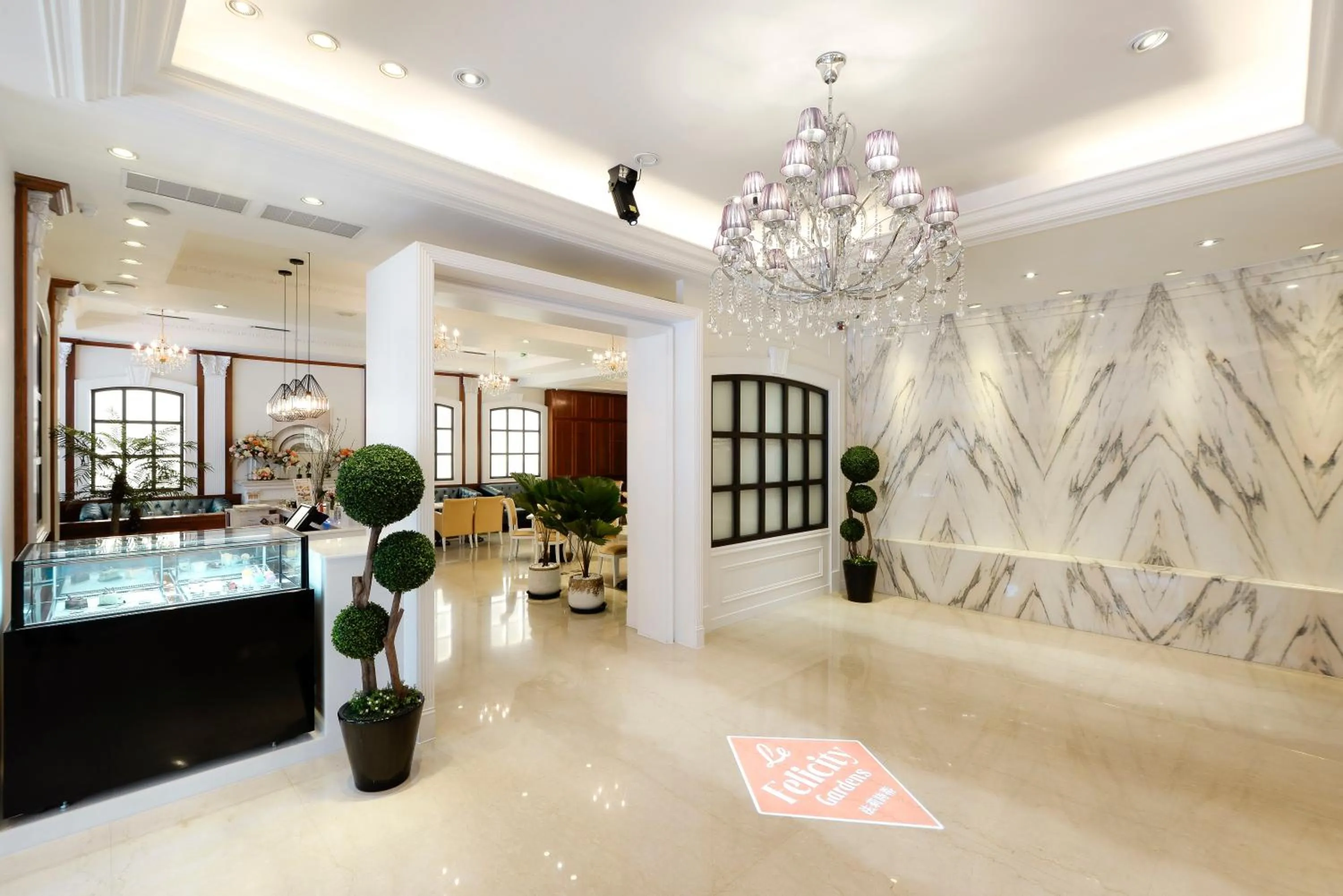 Restaurant/places to eat in Hotel Sunshine