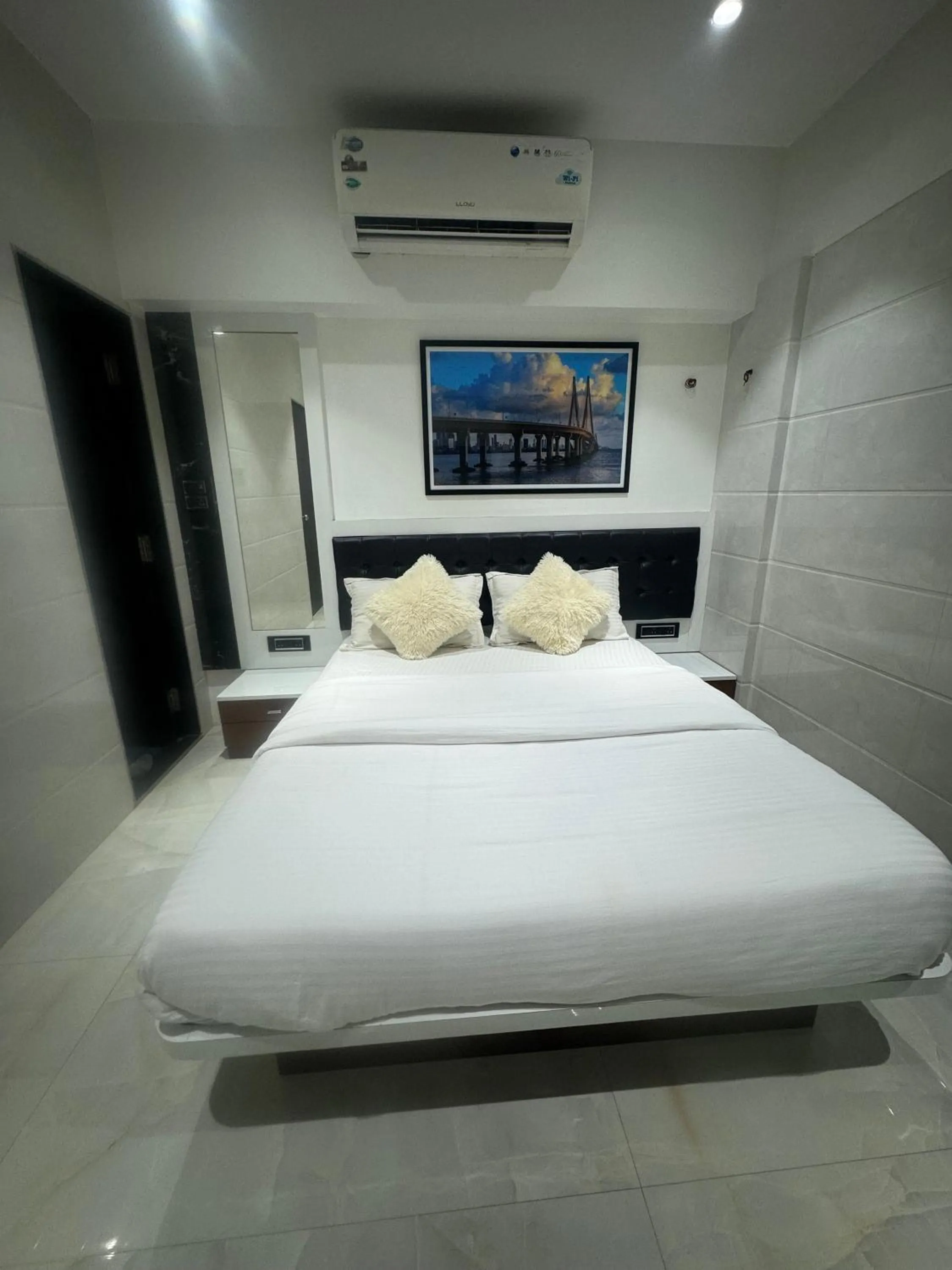 Property building, Bed in Backpackers Villa Mumbai