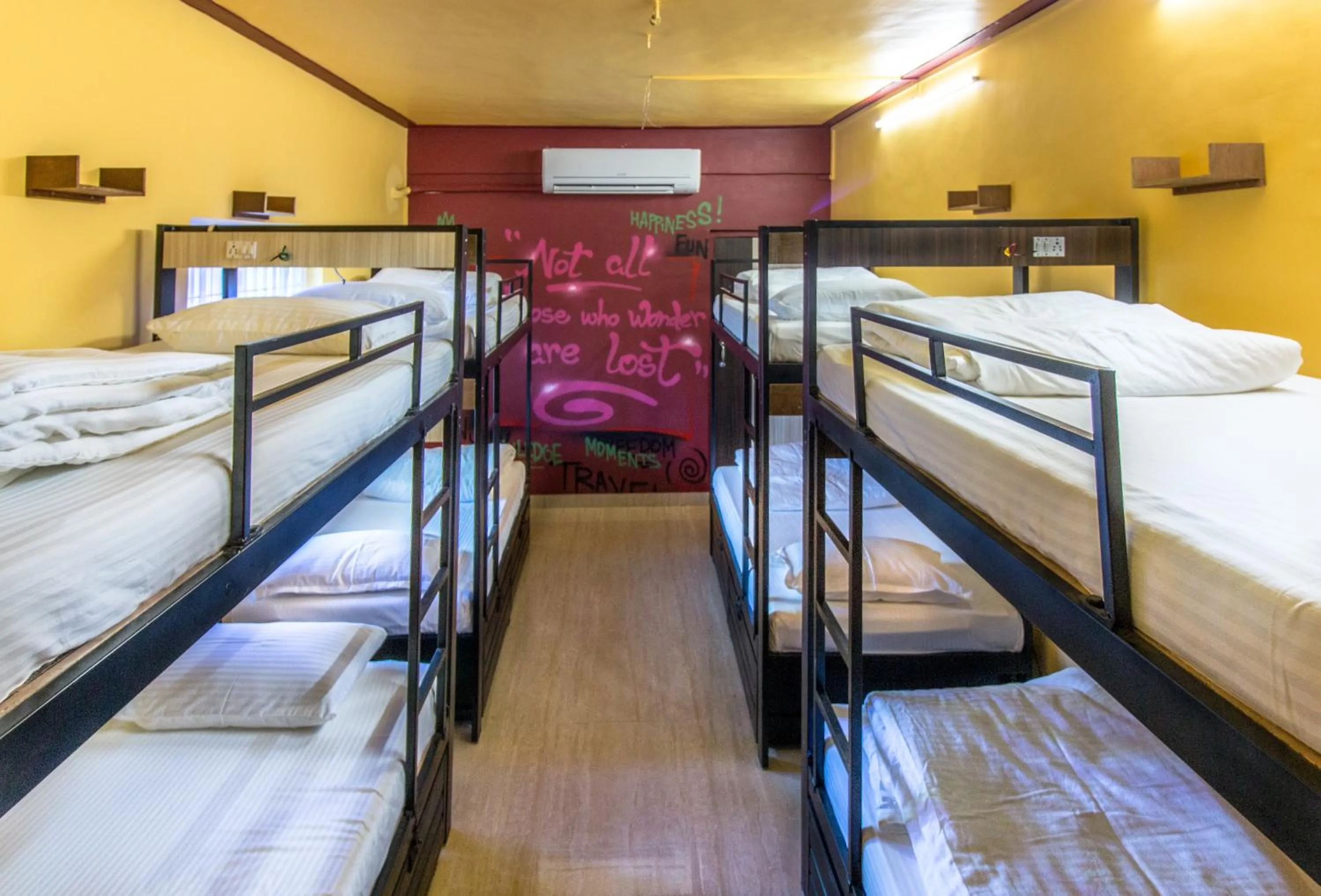 Photo of the whole room, Bed in Backpackers Villa Mumbai