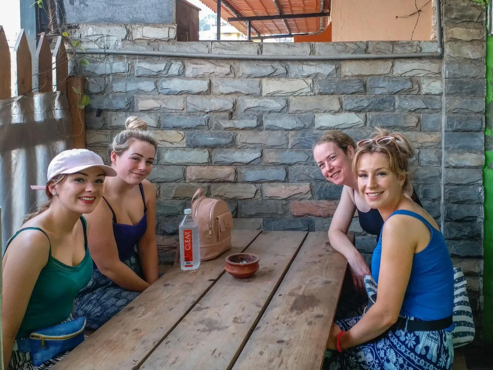 Communal lounge/ TV room in Backpackers Villa Mumbai