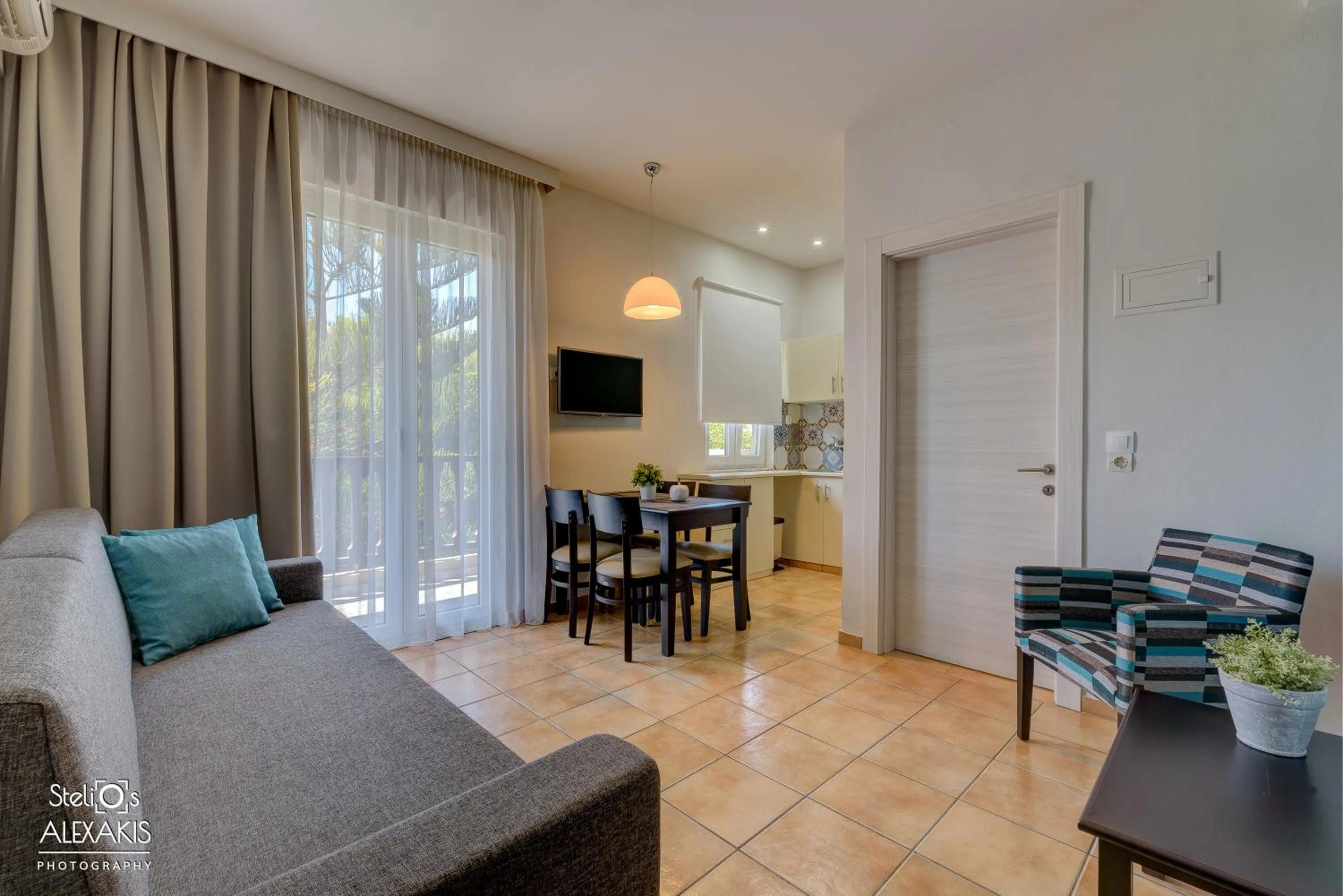 Communal lounge/ TV room in Corinna Mare