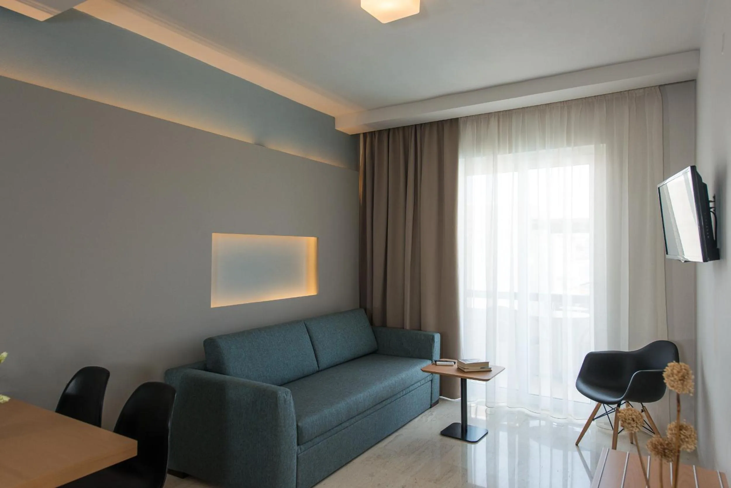 Communal lounge/ TV room in Corinna Mare